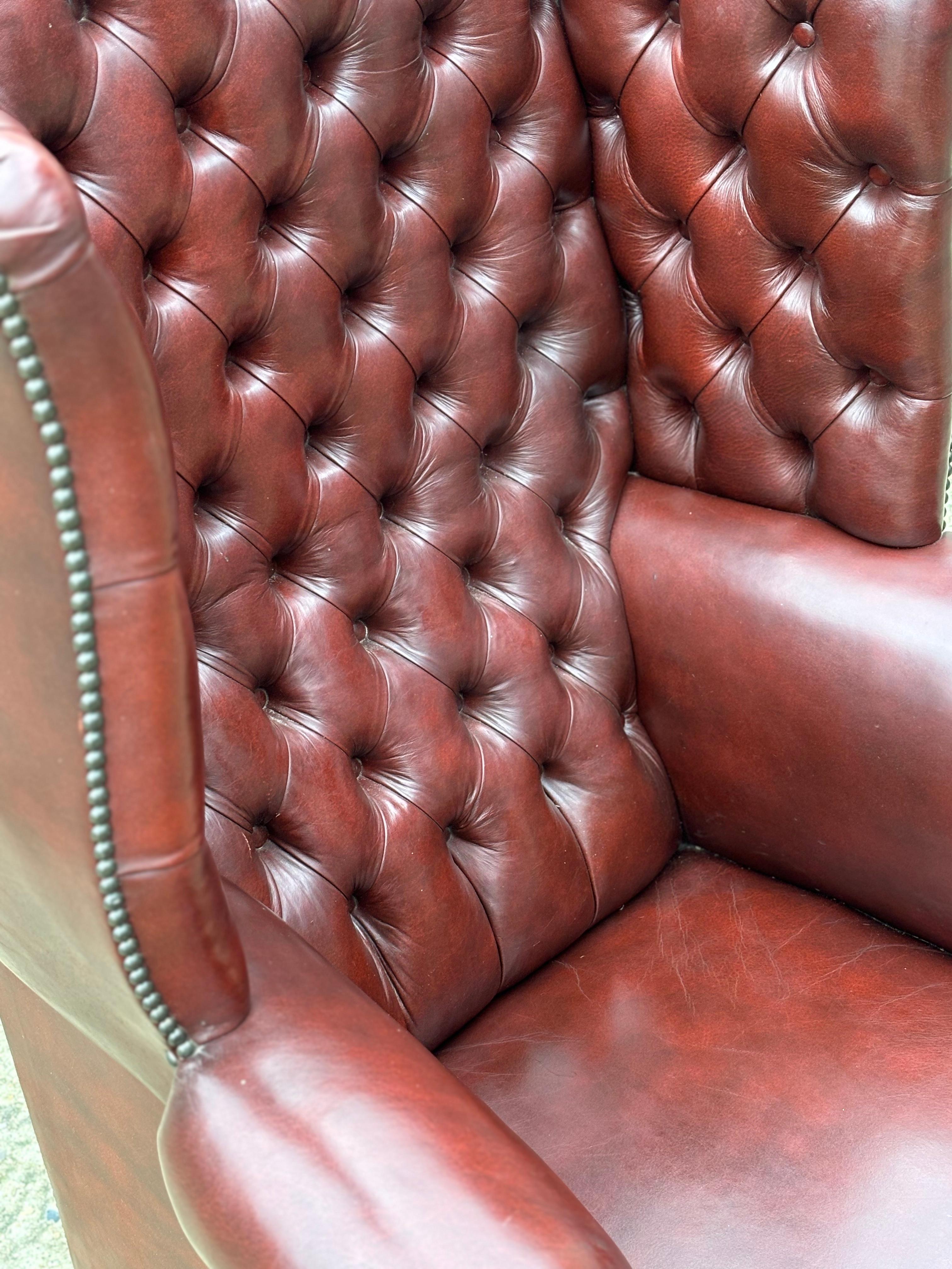 Gran pareja de sillones de orejas de cuero burdeos con botones de principios del siglo XX en venta 2