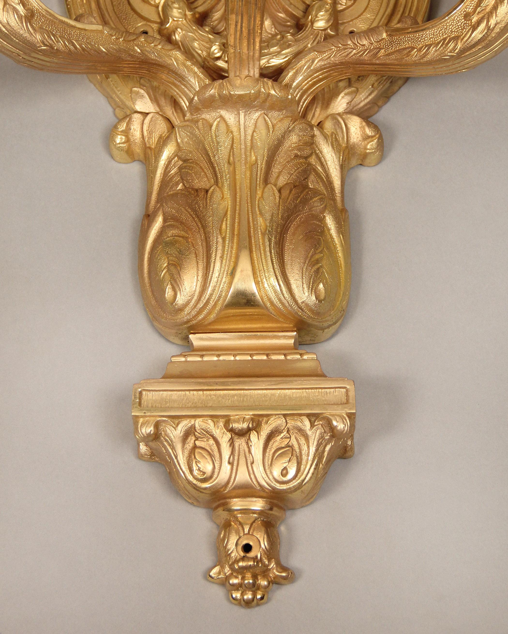Doré Grande paire d'appliques à trois lumières en bronze doré du début du 20e siècle en vente