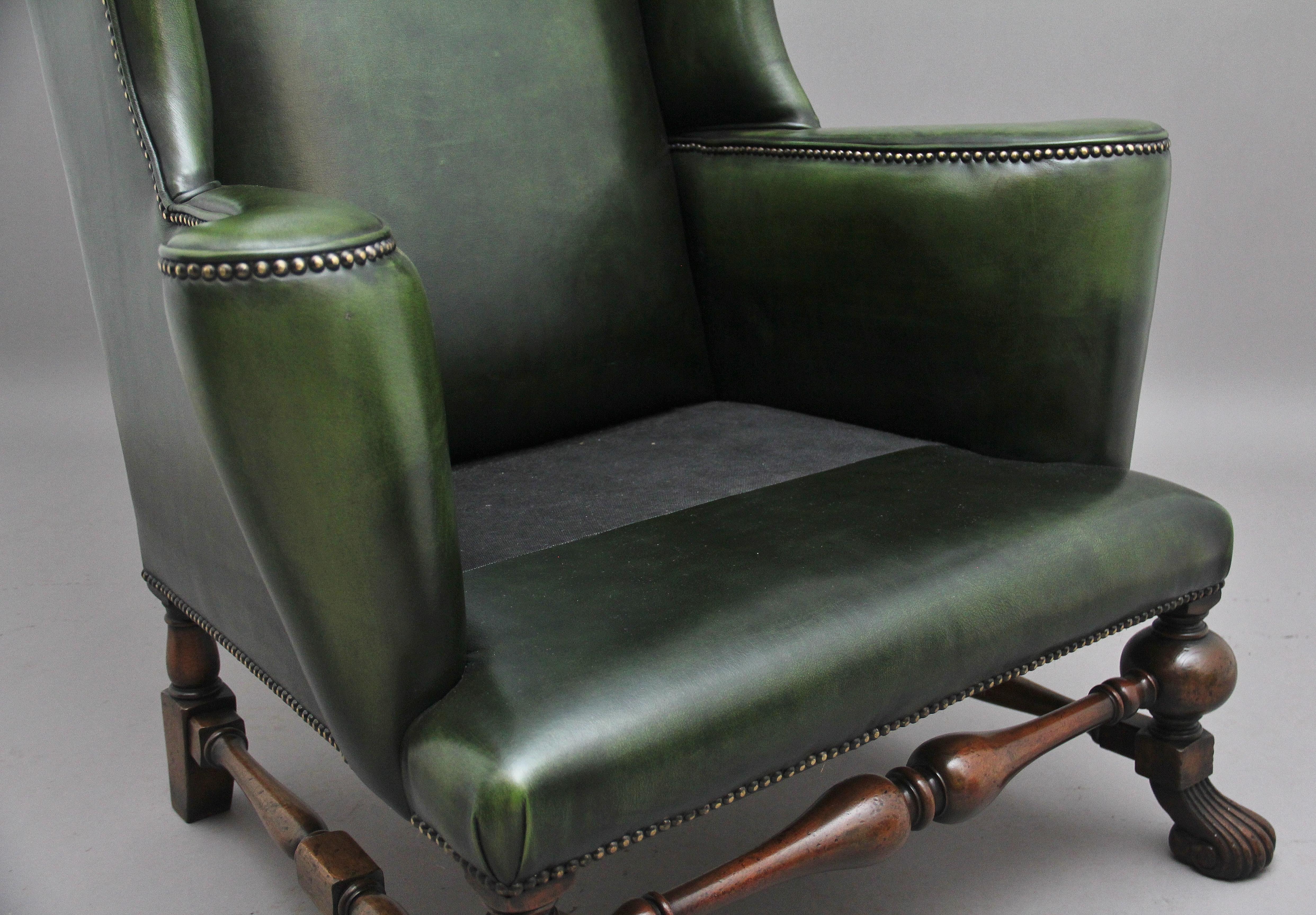 Grande paire de fauteuils à oreilles en noyer du début du XXe siècle en vente 6