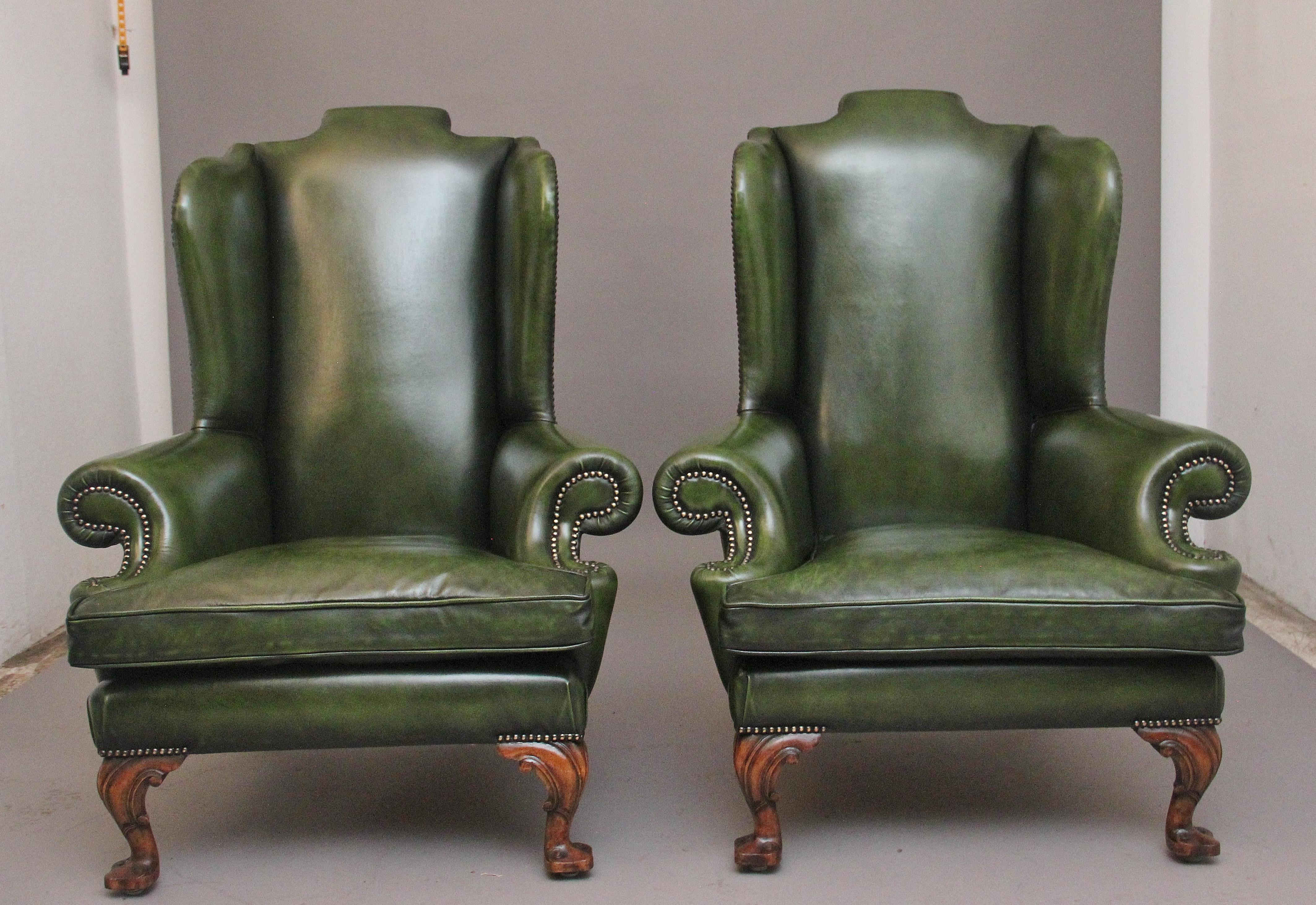 Georgian Large pair of early 20th Century walnut wingback armchairs For Sale
