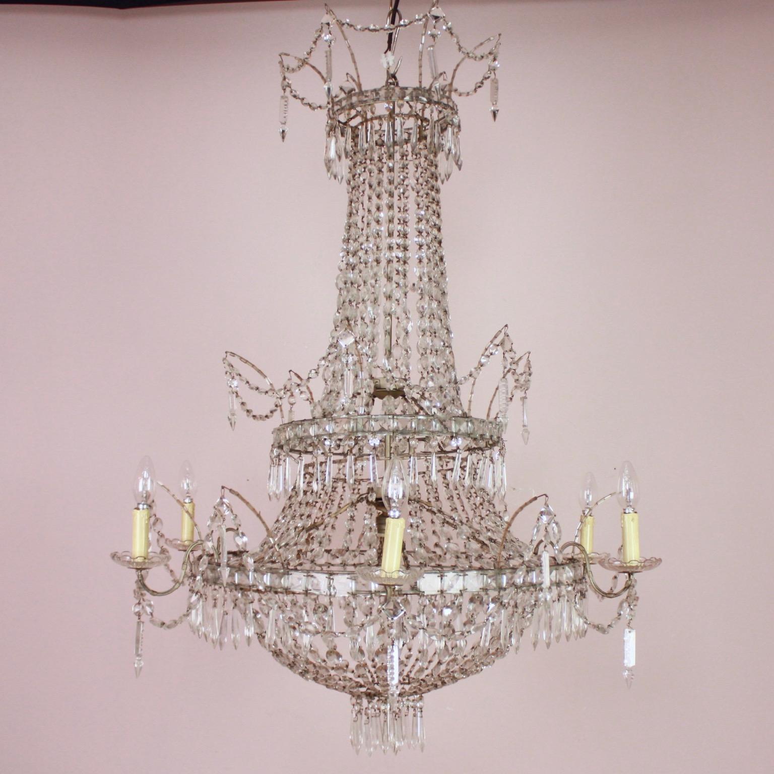 Grande coppia di lampadari a 7 luci con taglio di cristallo in stile Impero spagnolo, nello stile della Fabbrica Reale Spagnola di Vetro e Cristallo di La Granja

Una grande coppia di lampadari a 7 luci in cristallo tagliato in stile Impero della