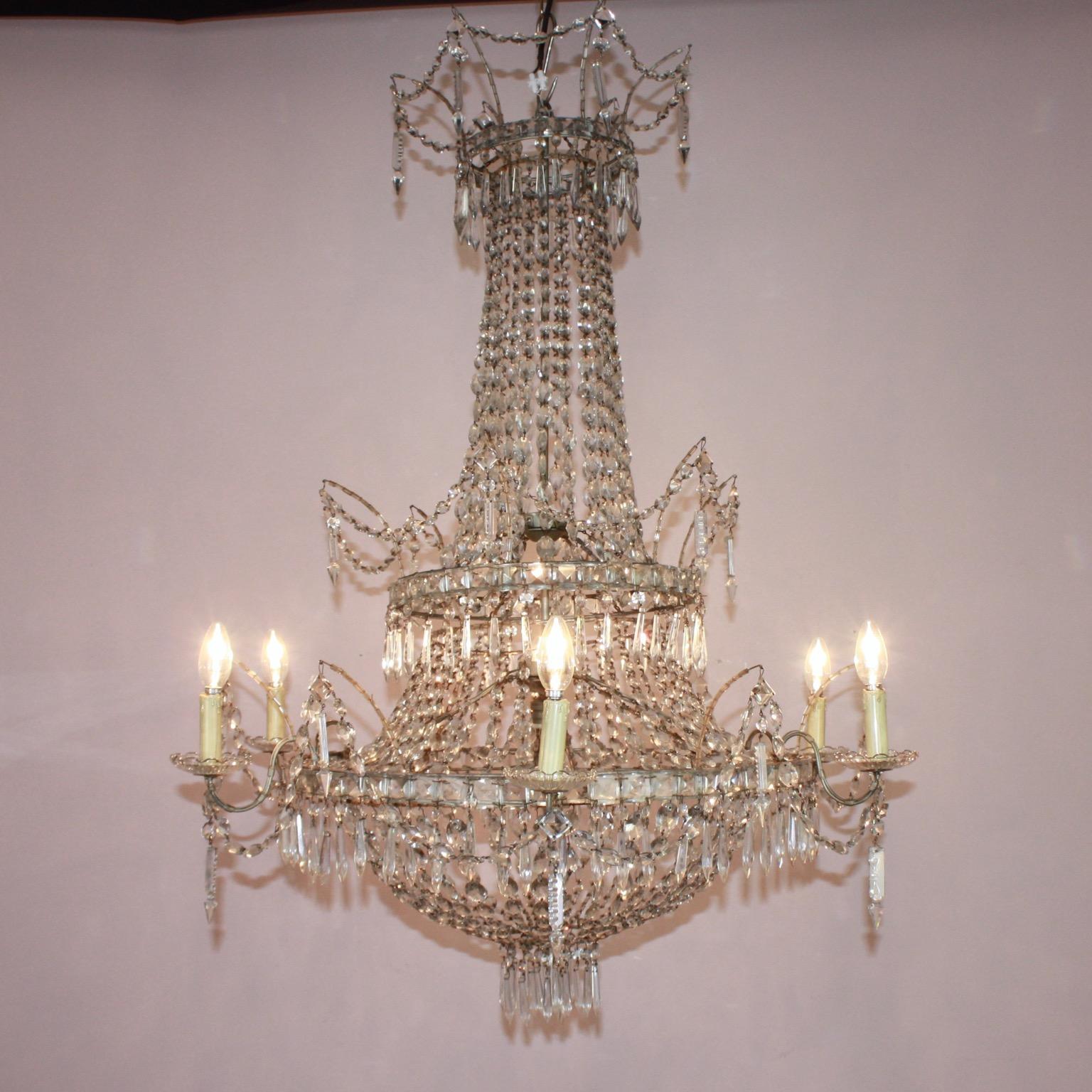 Espagnol Grande paire de lustres de style Empire espagnol à 7 lumières taillés en cristal en vente