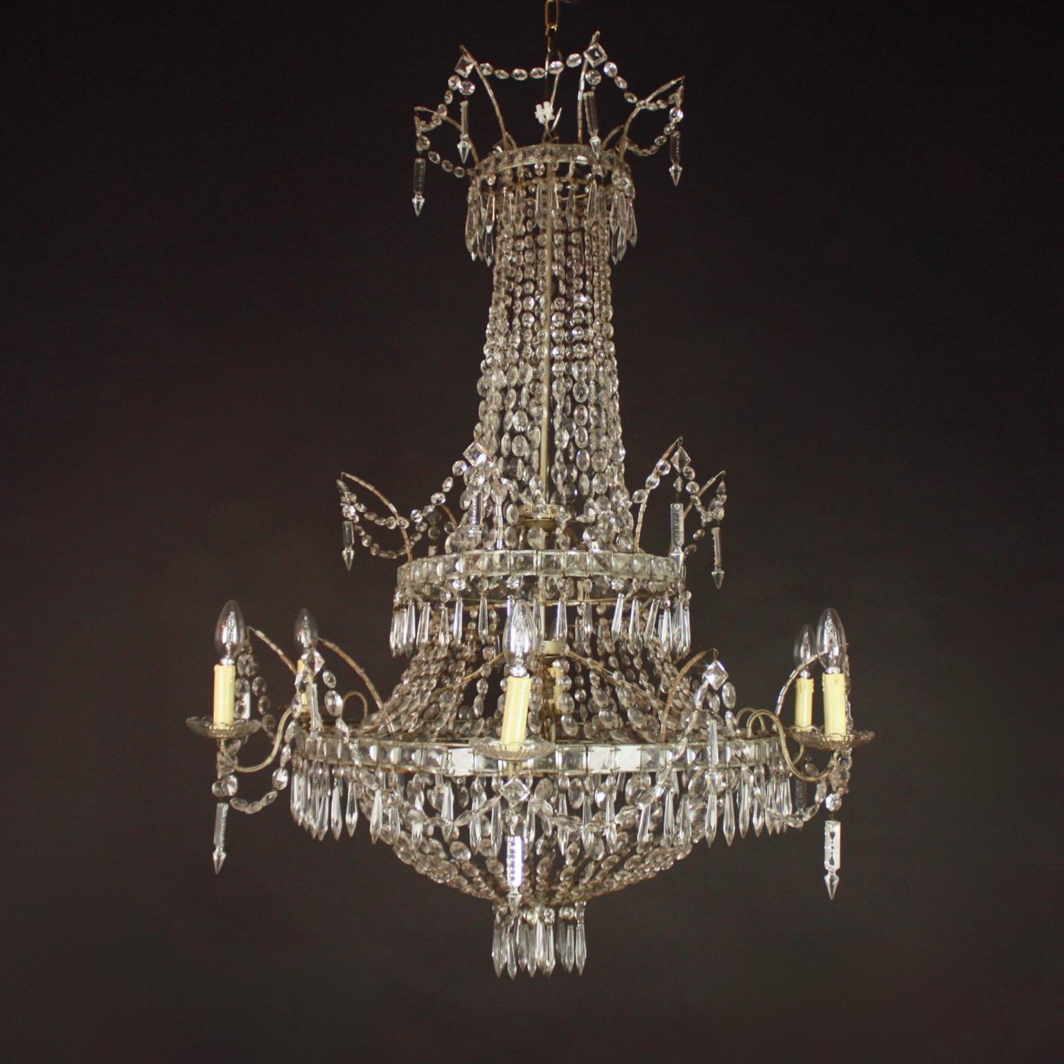 Spagnolo Grande coppia di lampadari a 7 luci con taglio di cristallo in stile Impero spagnolo in vendita