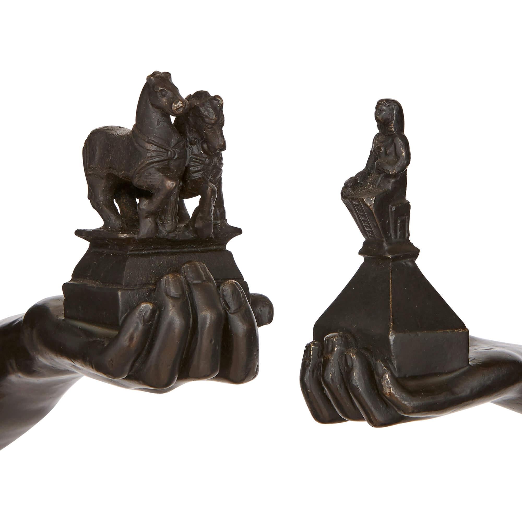 Patiné Grande paire de sculptures en bronze patiné de style Empire en vente