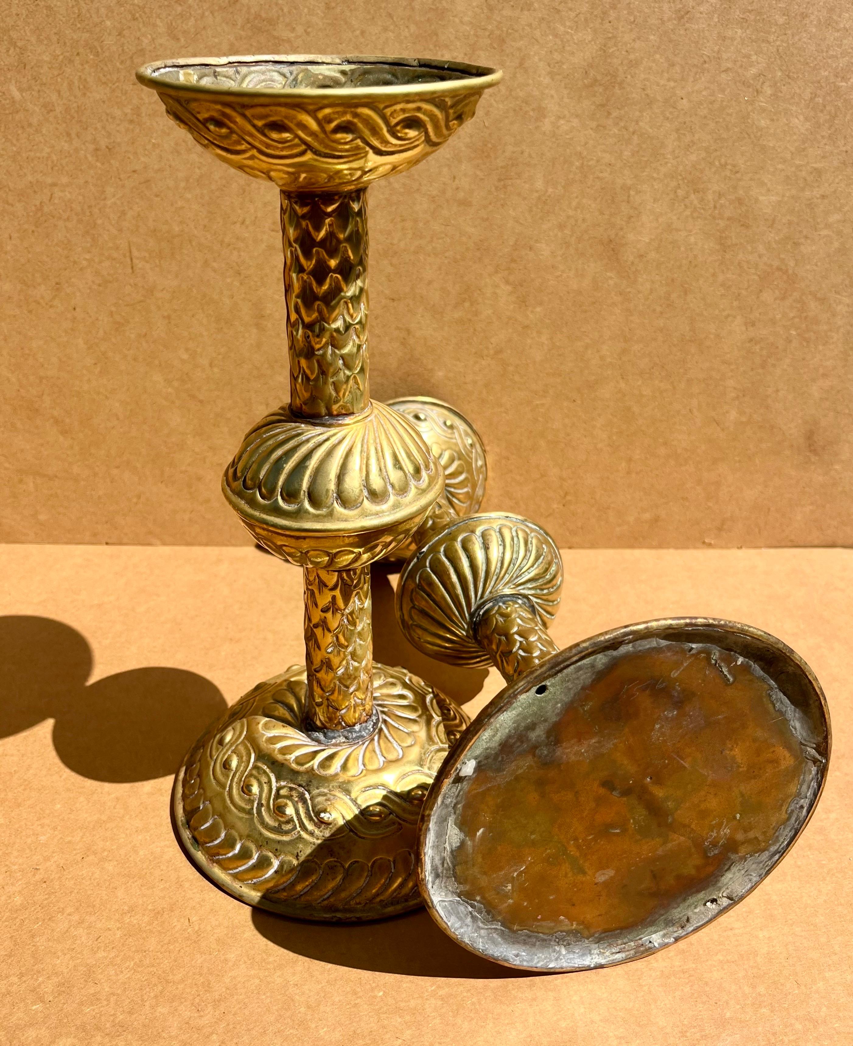 Gran Pareja de Candeleros Renacentistas Ingleses de Latón Repoussé. en venta 3