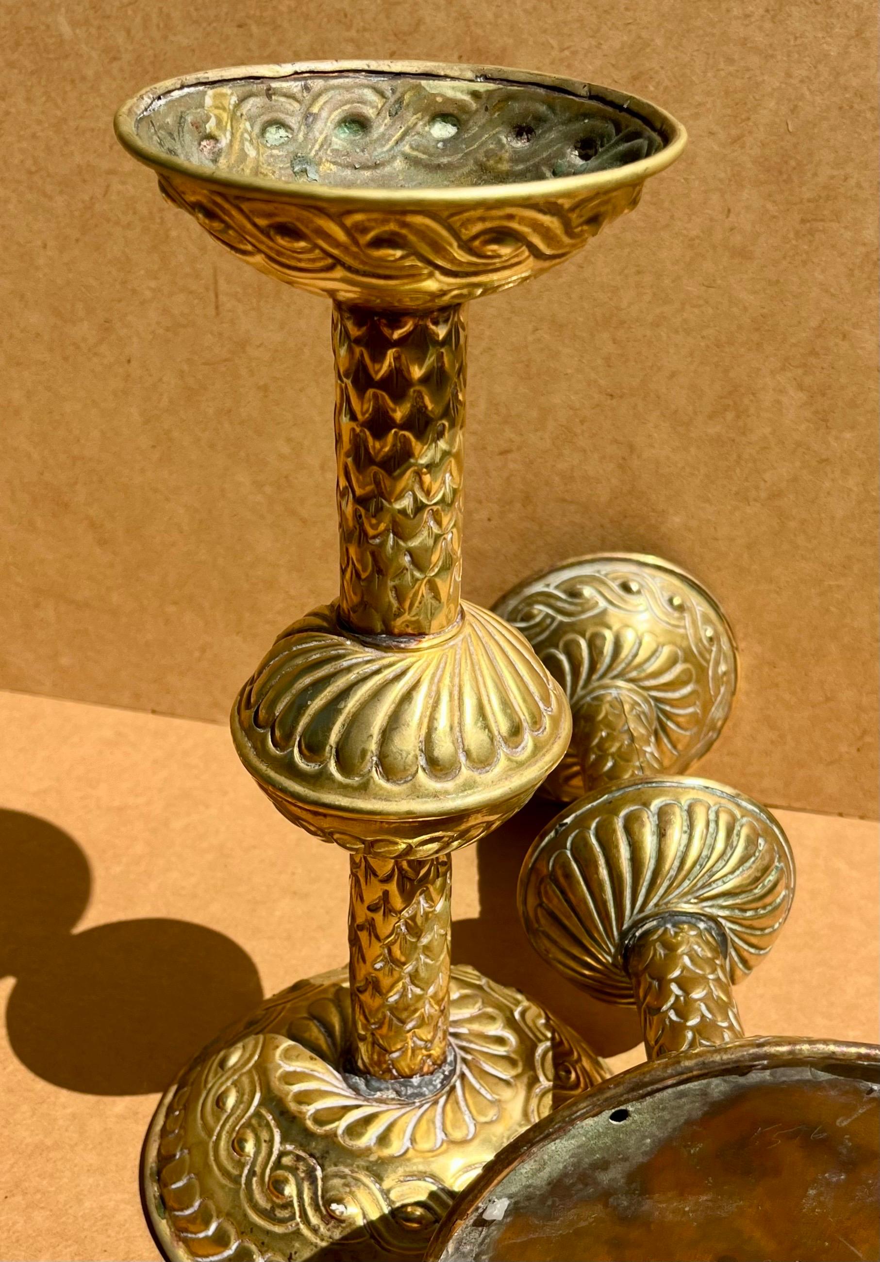 Gran Pareja de Candeleros Renacentistas Ingleses de Latón Repoussé. en venta 4