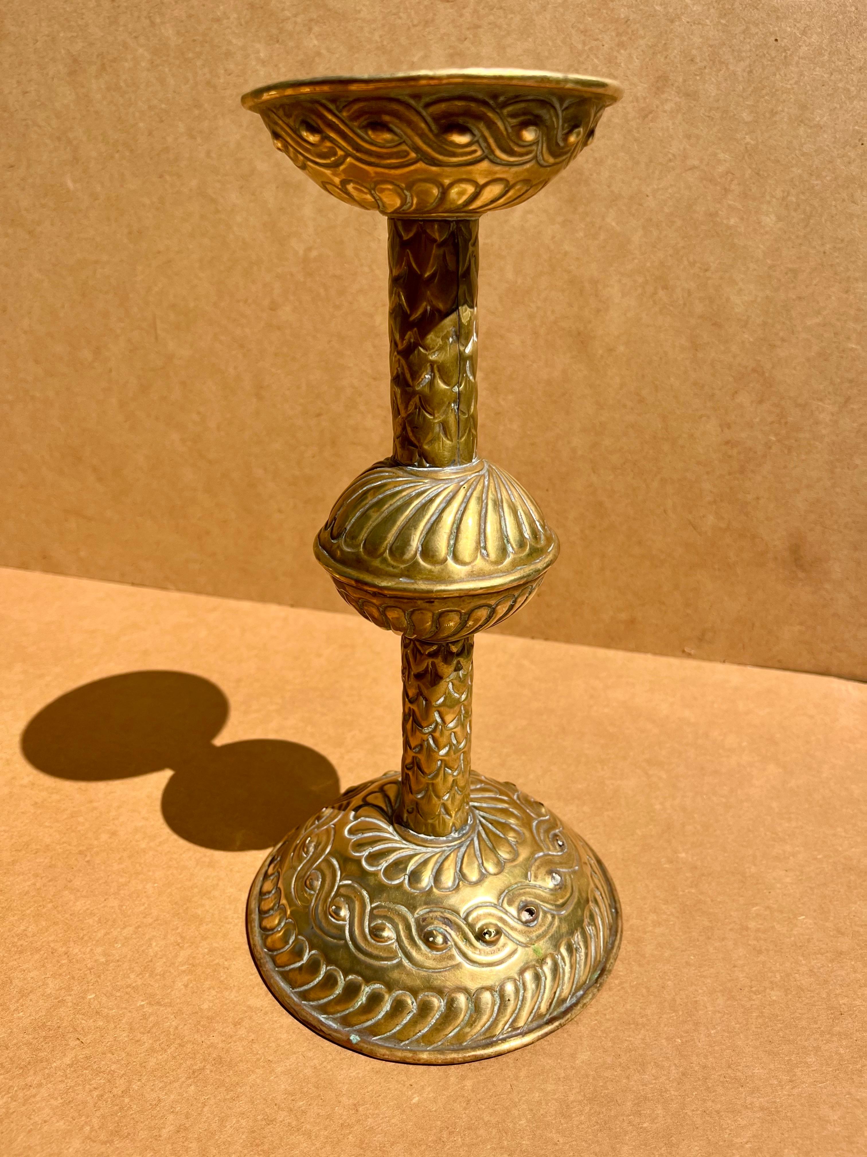 Gran Pareja de Candeleros Renacentistas Ingleses de Latón Repoussé.

Candeleros ingleses de latón repujado del siglo XVII, de hacia 1650. Este raro par de portavelas de bella creación tiene pesadas bases con diseño estriado. La parte superior