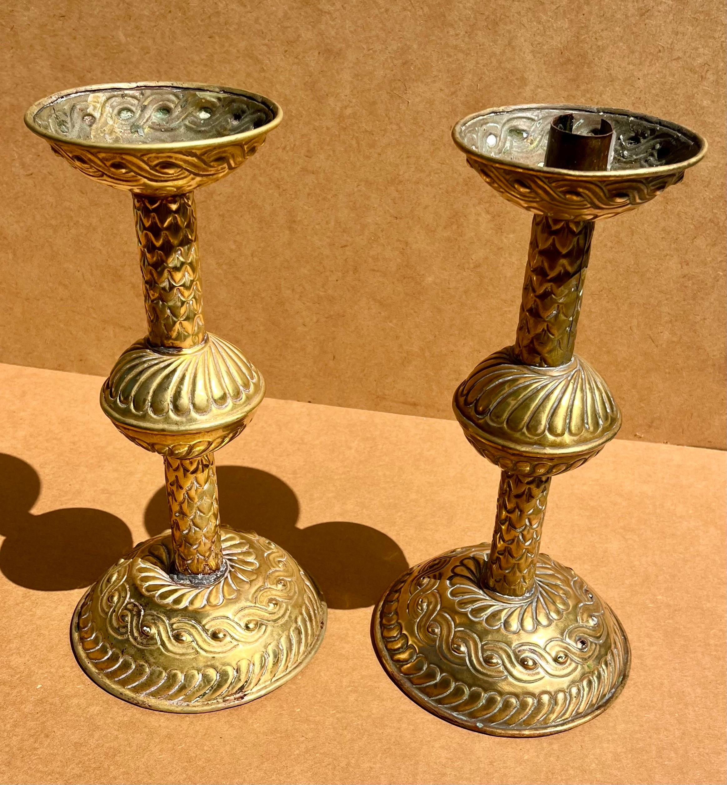 Gran Pareja de Candeleros Renacentistas Ingleses de Latón Repoussé. Renacimiento en venta
