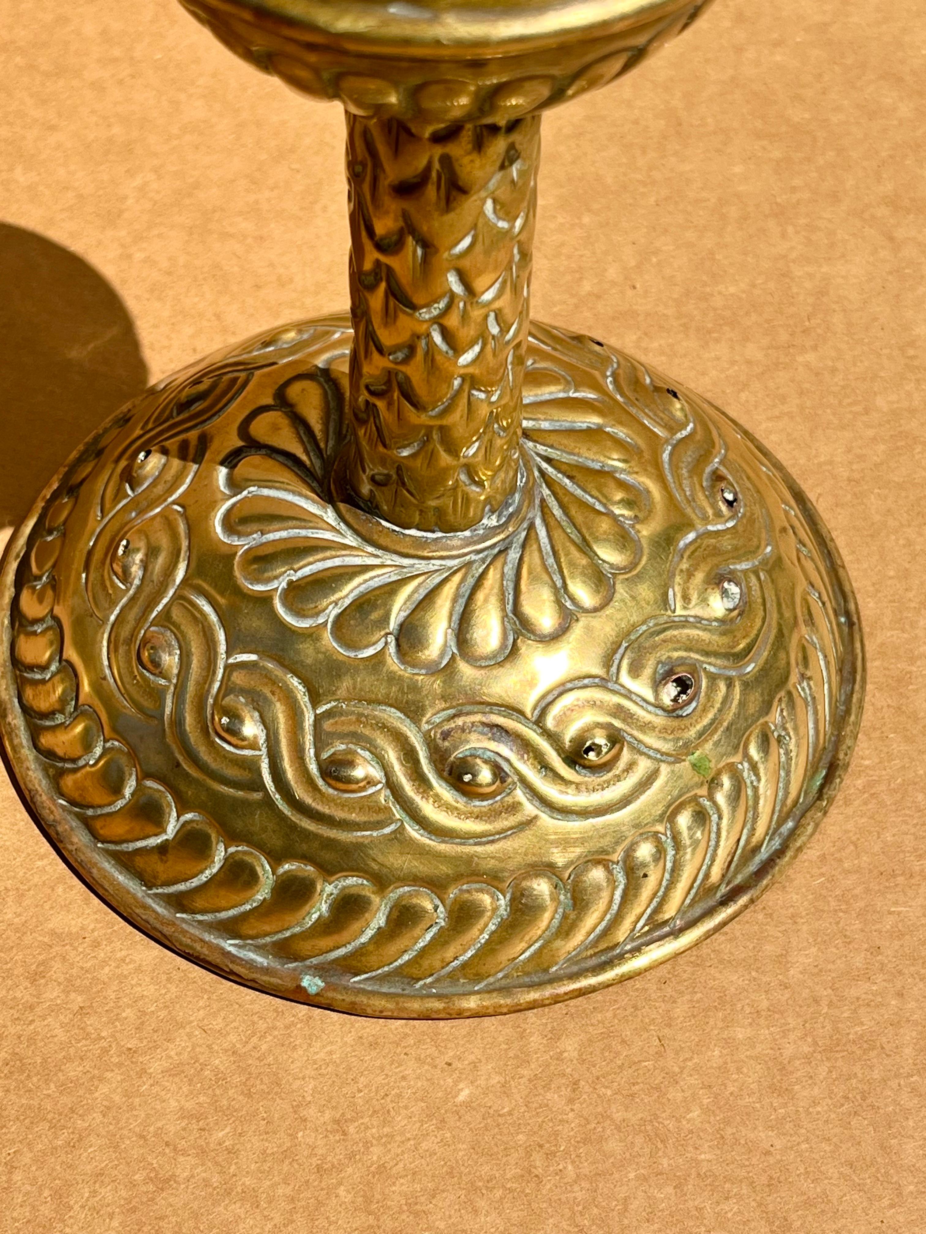 Gran Pareja de Candeleros Renacentistas Ingleses de Latón Repoussé. Inglés en venta