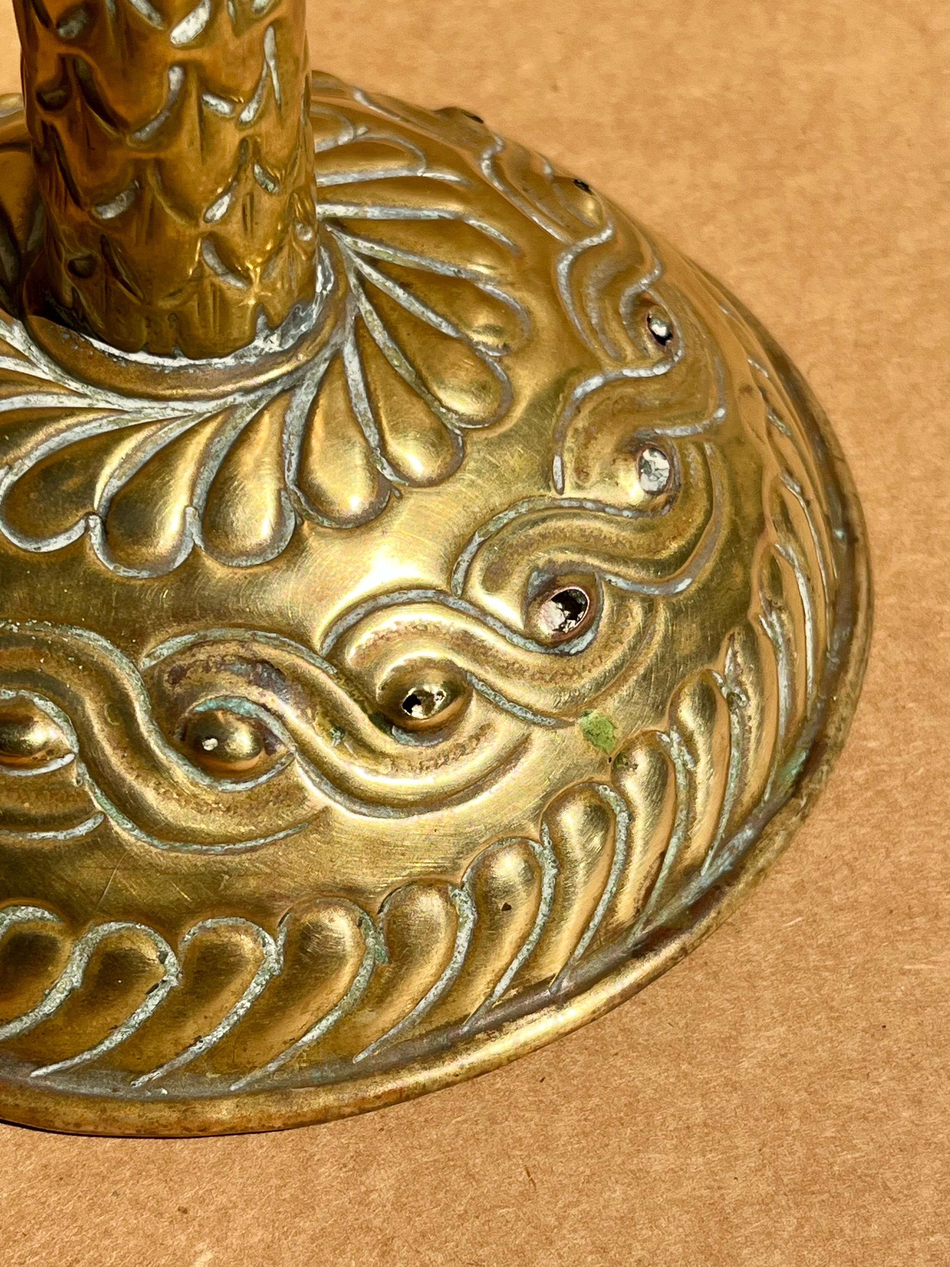 Gran Pareja de Candeleros Renacentistas Ingleses de Latón Repoussé. en venta 1