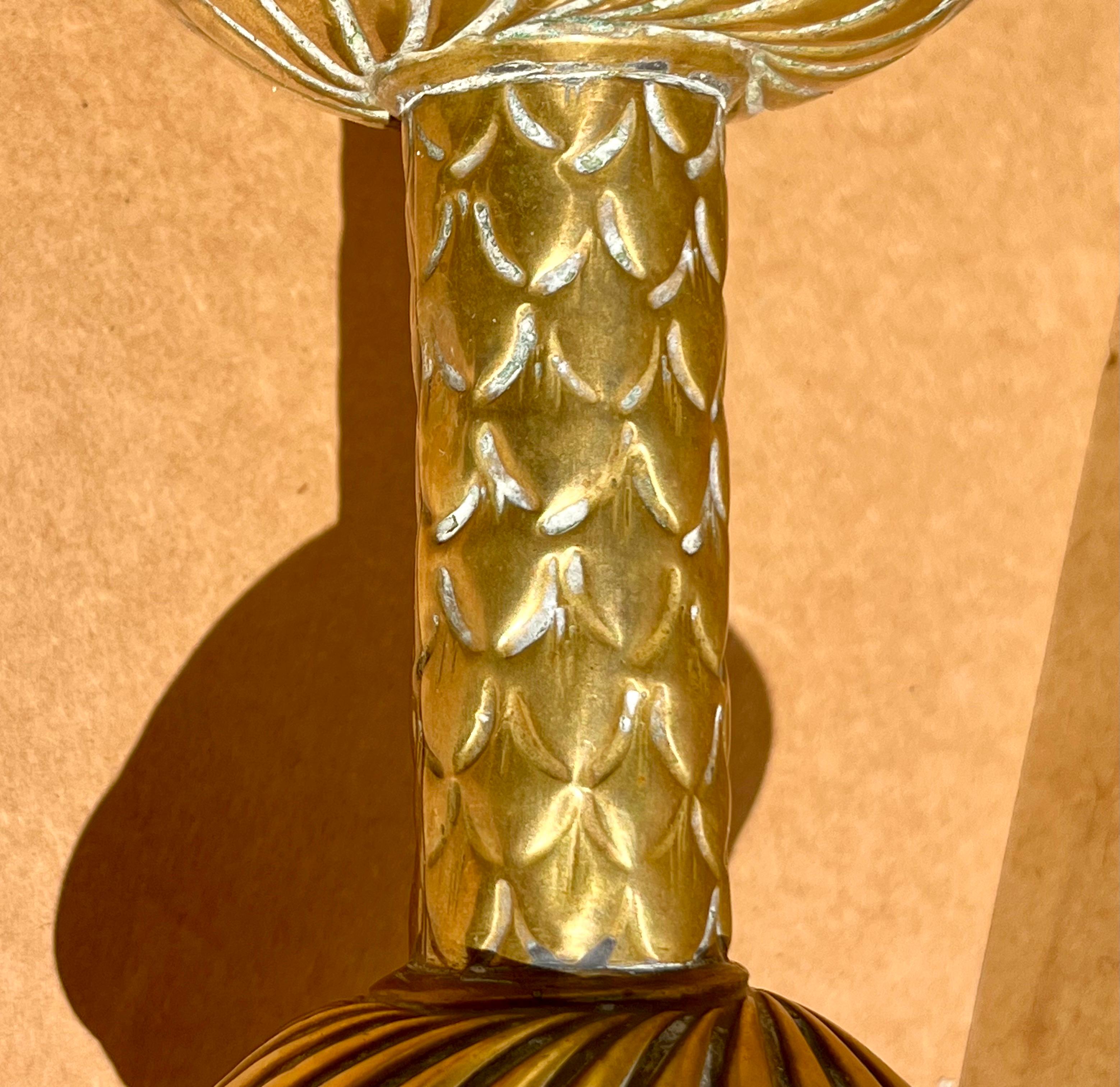 Gran Pareja de Candeleros Renacentistas Ingleses de Latón Repoussé. en venta 2