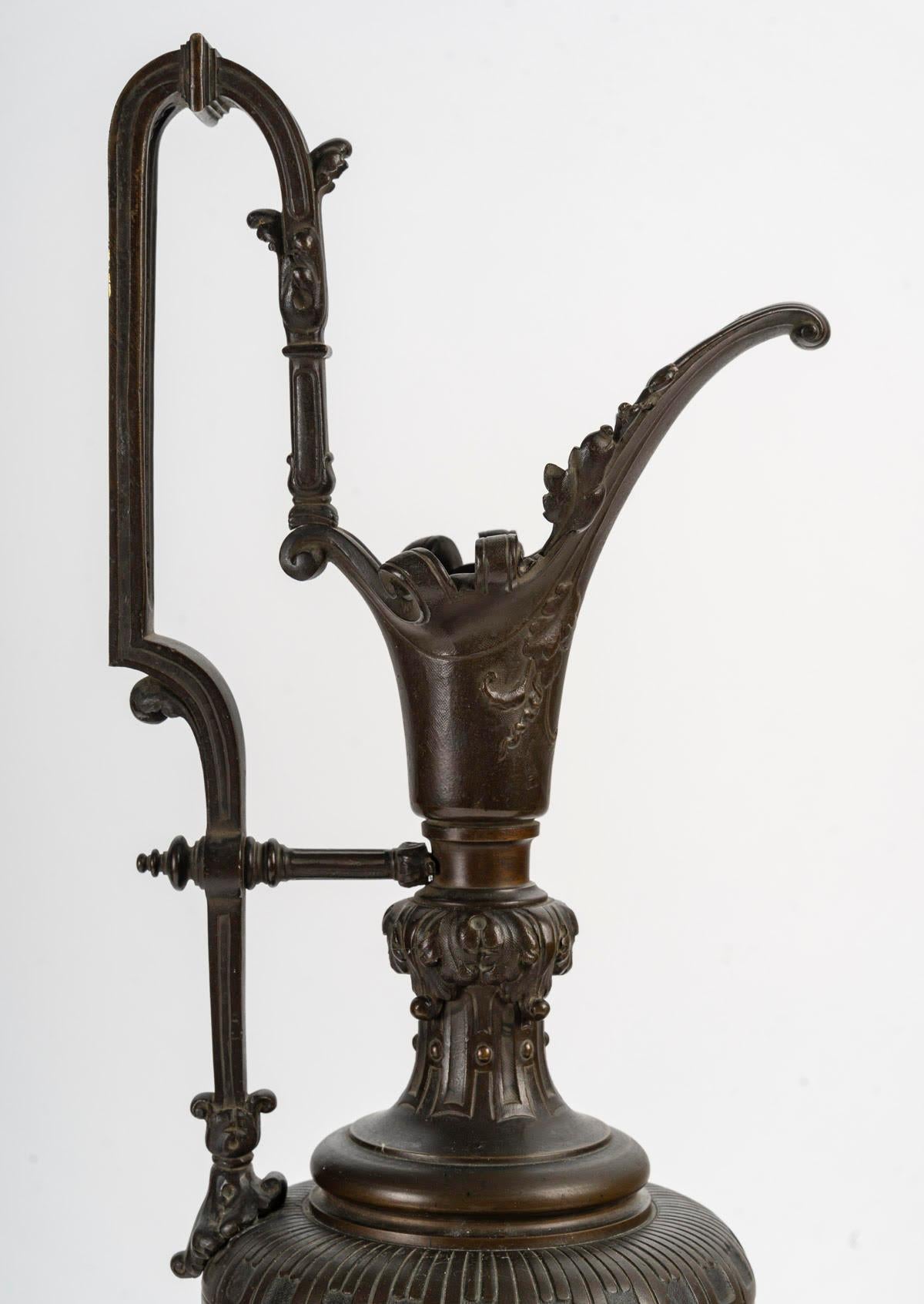 Français Grande paire d'aiguières en bronze patiné, XIXe siècle, période Napoléon III. en vente