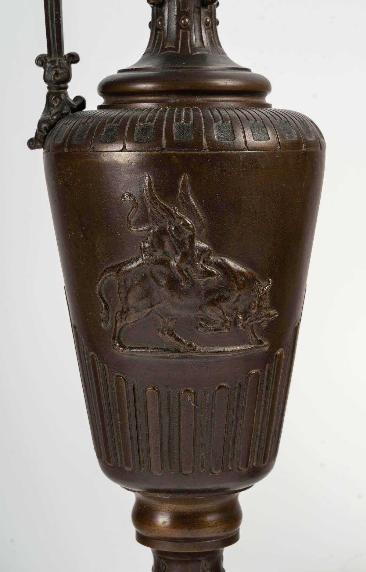 Patiné Grande paire d'aiguières en bronze patiné, XIXe siècle, période Napoléon III. en vente