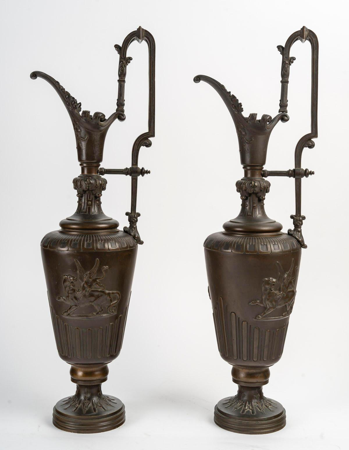 Grande paire d'aiguières en bronze patiné, XIXe siècle, période Napoléon III. Bon état - En vente à Saint-Ouen, FR