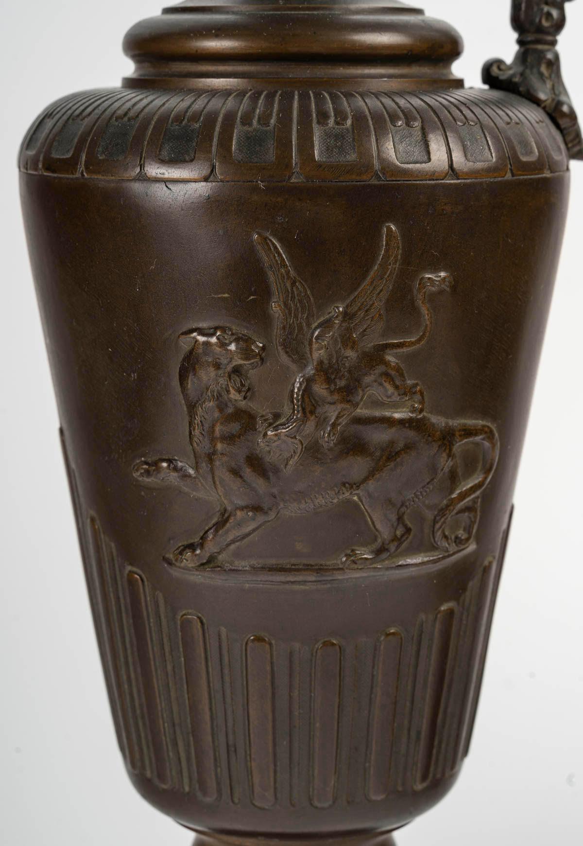 Bronze Grande paire d'aiguières en bronze patiné, XIXe siècle, période Napoléon III. en vente