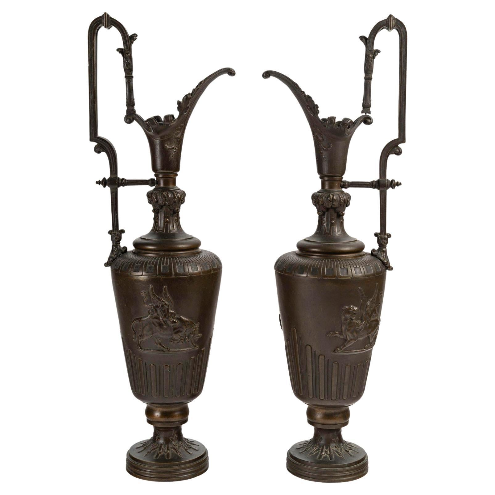 Grande paire d'aiguières en bronze patiné, XIXe siècle, période Napoléon III. en vente