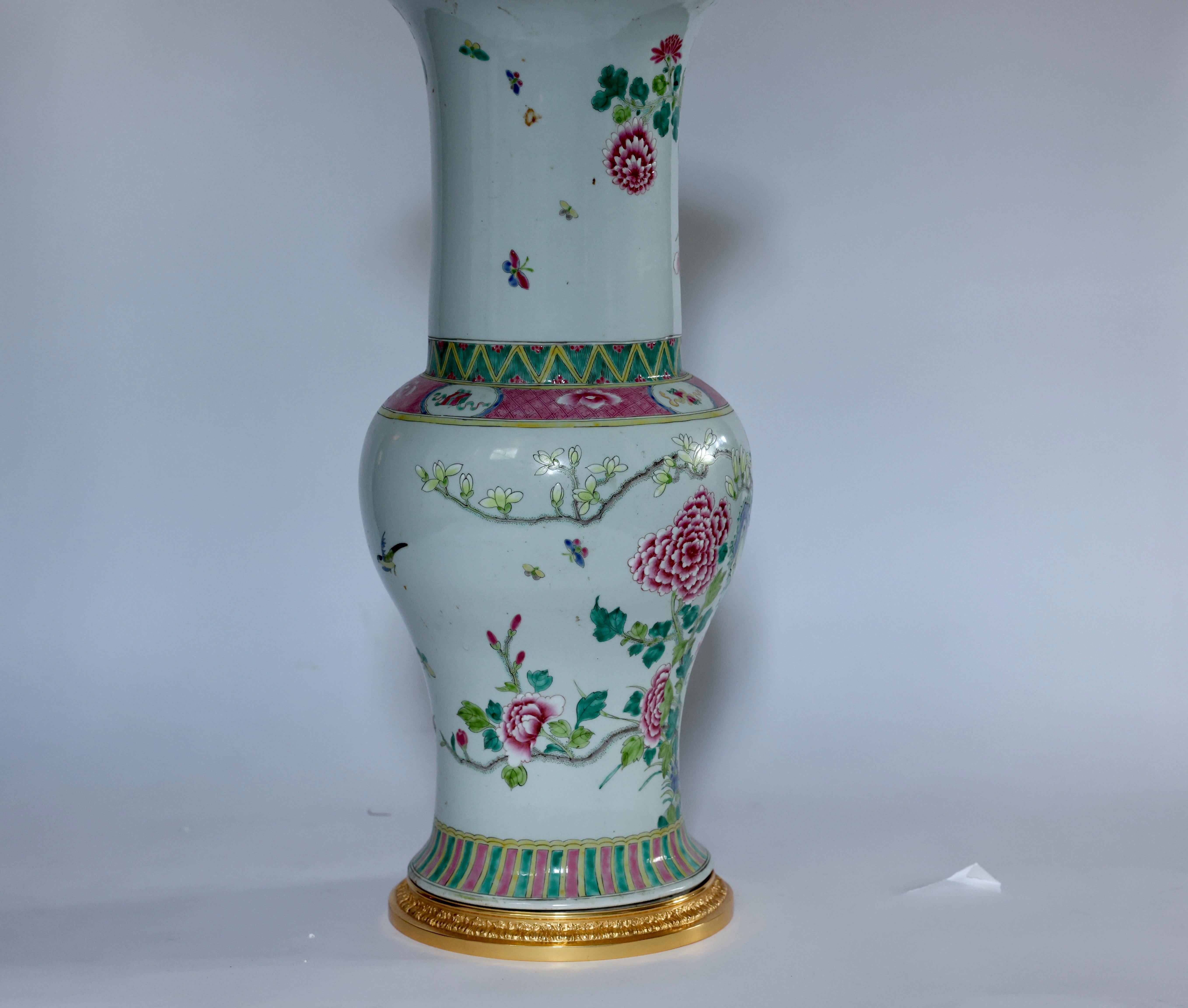 Großes Paar Famille-Rose-Porzellanlampen mit vergoldeten Sockeln von Finley. Die Lampenschirme sind nicht enthalten.
Bis zur Spitze der Vase 26 Zoll.