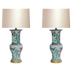 Grande paire de lampes en porcelaine Famille Rose 