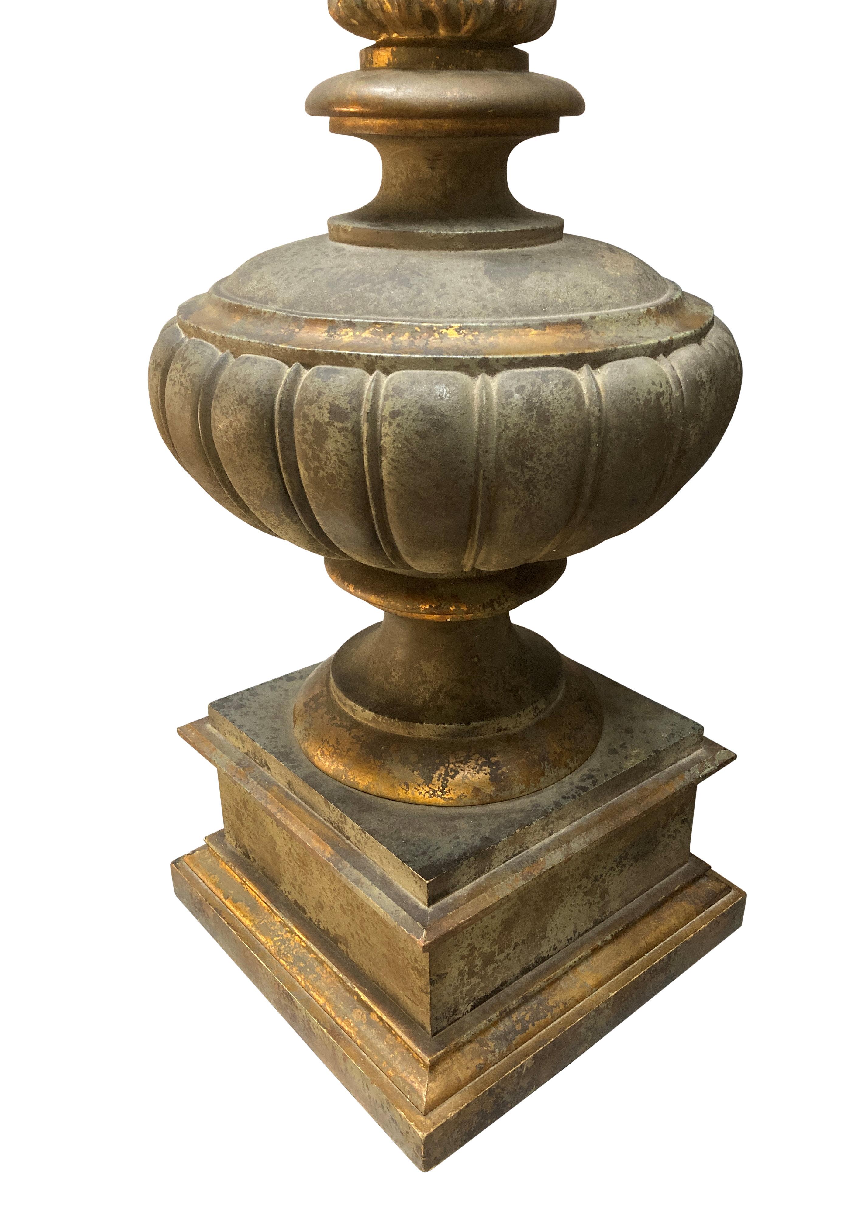 Anglais Large Pair Of Faux Bronze Classical Urn Lamps en vente