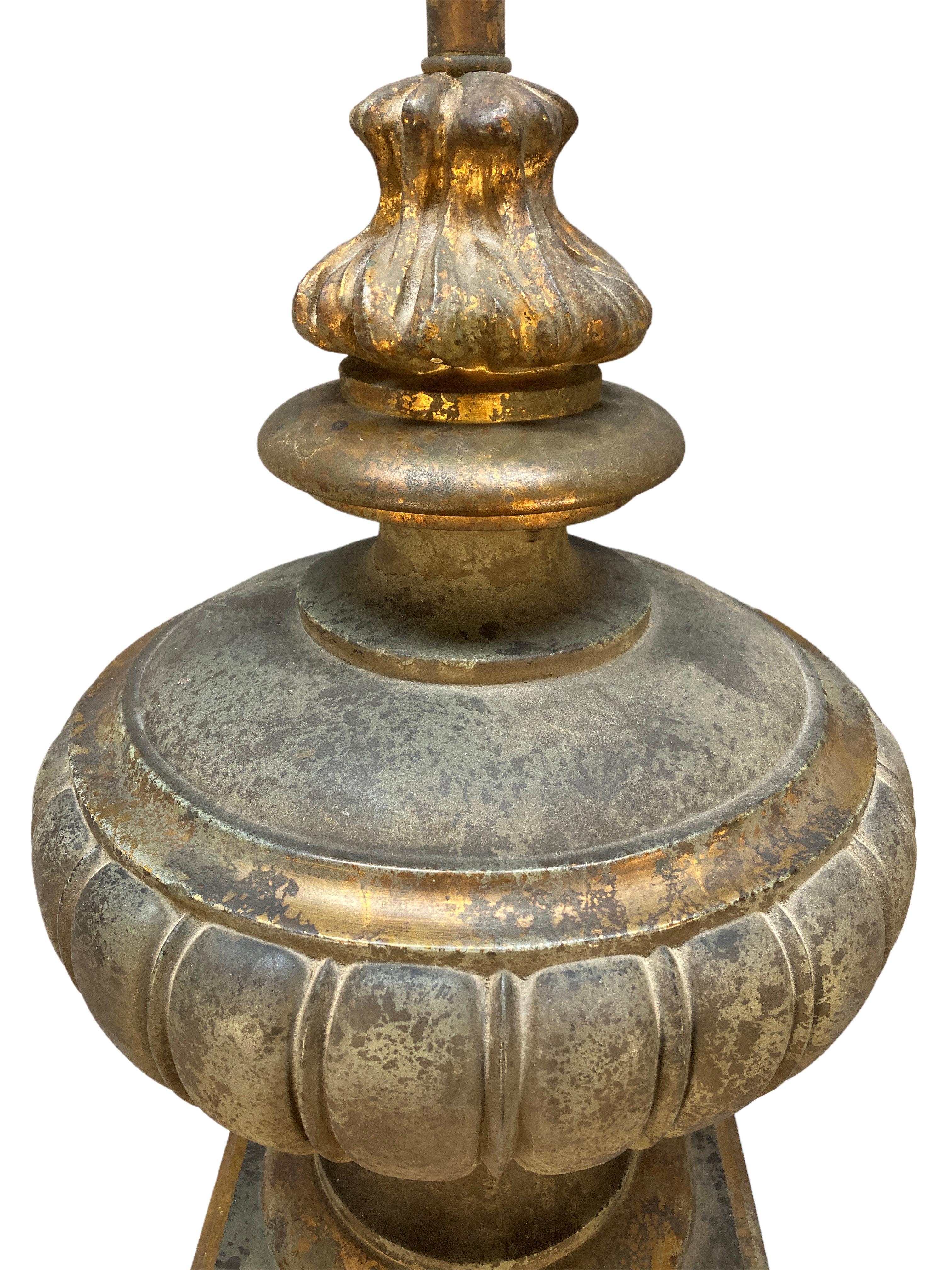 Milieu du XXe siècle Large Pair Of Faux Bronze Classical Urn Lamps en vente