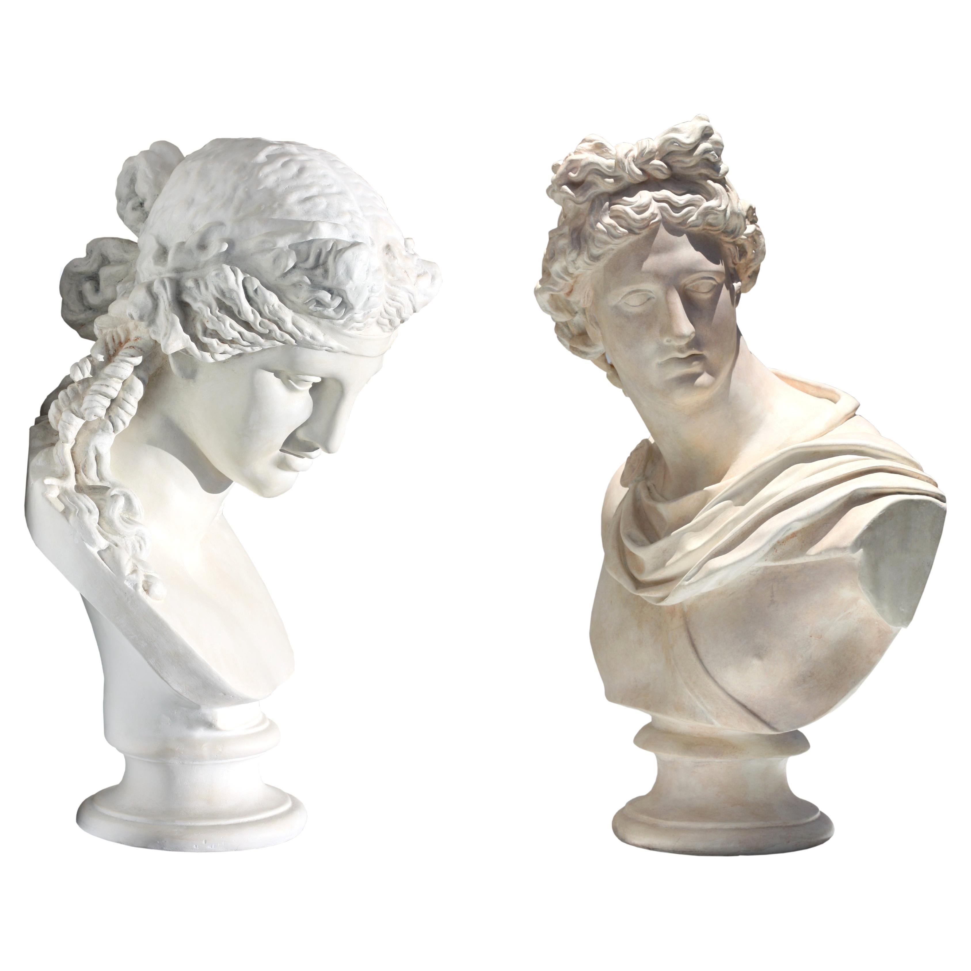 Grande paire de bustes en faux marbre d'Apollo et de Diane 