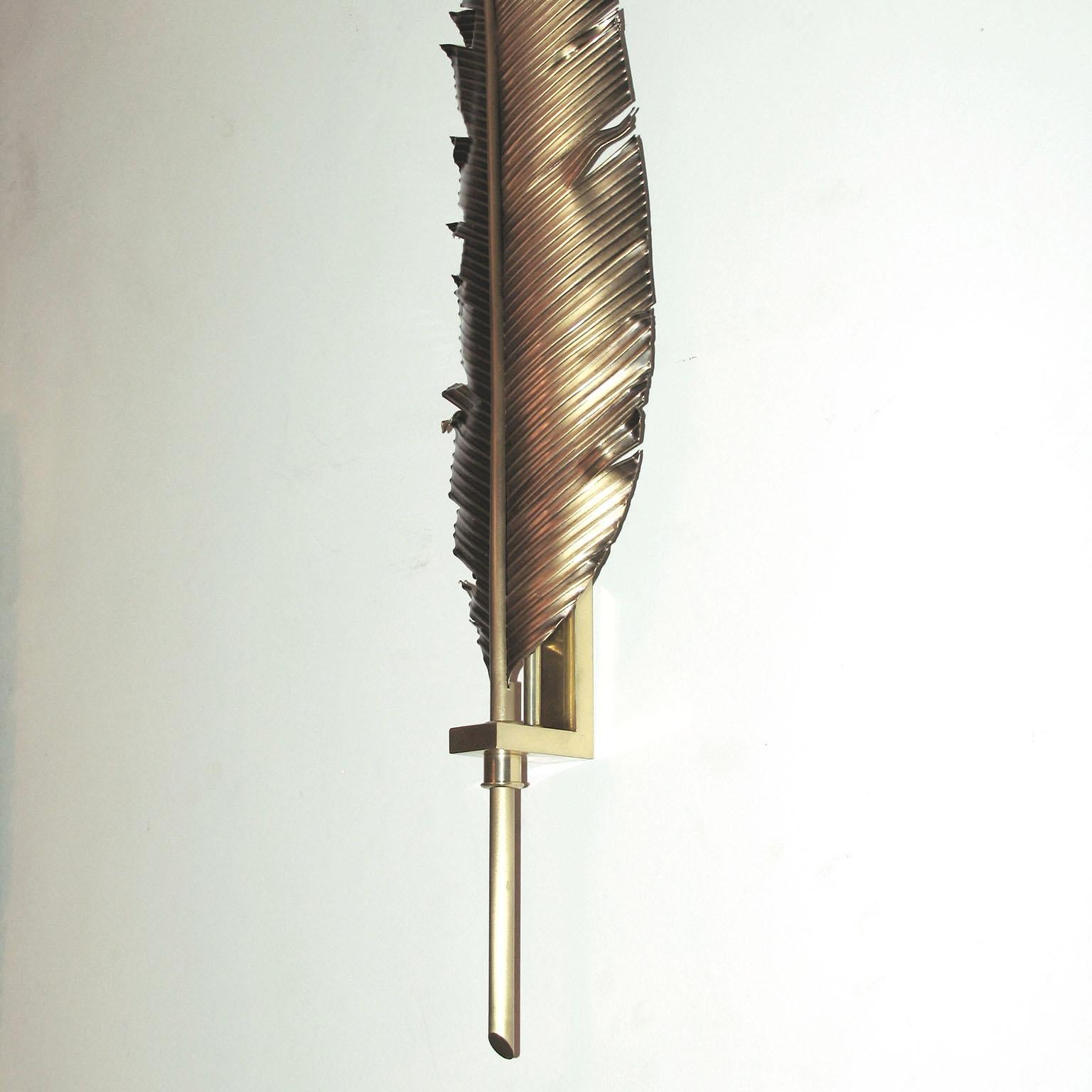 Européen Grande paire d'appliques en laiton à plumes à la manière de la Maison Jansen en vente
