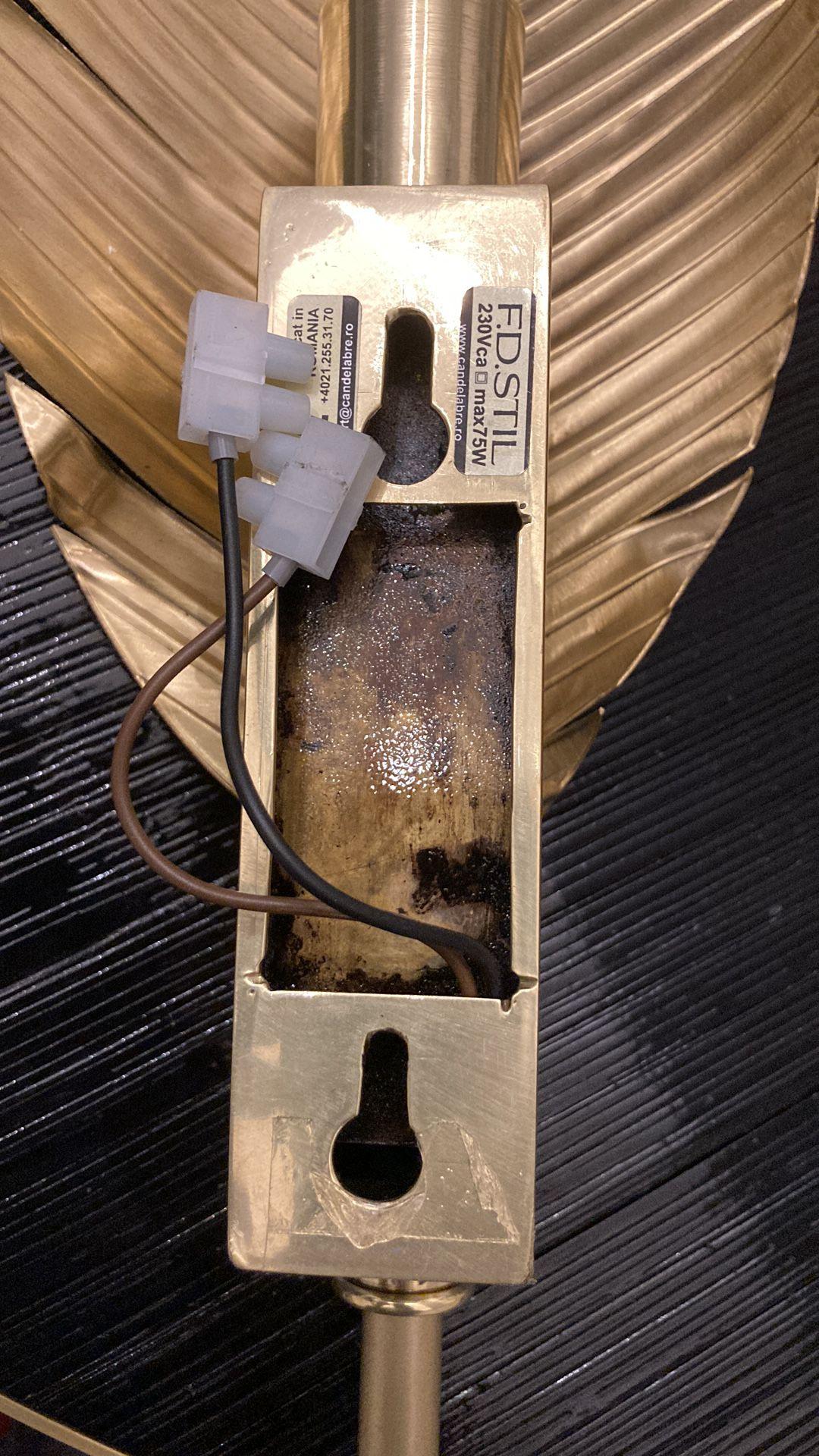 Laiton Grande paire d'appliques en laiton à plumes à la manière de la Maison Jansen en vente