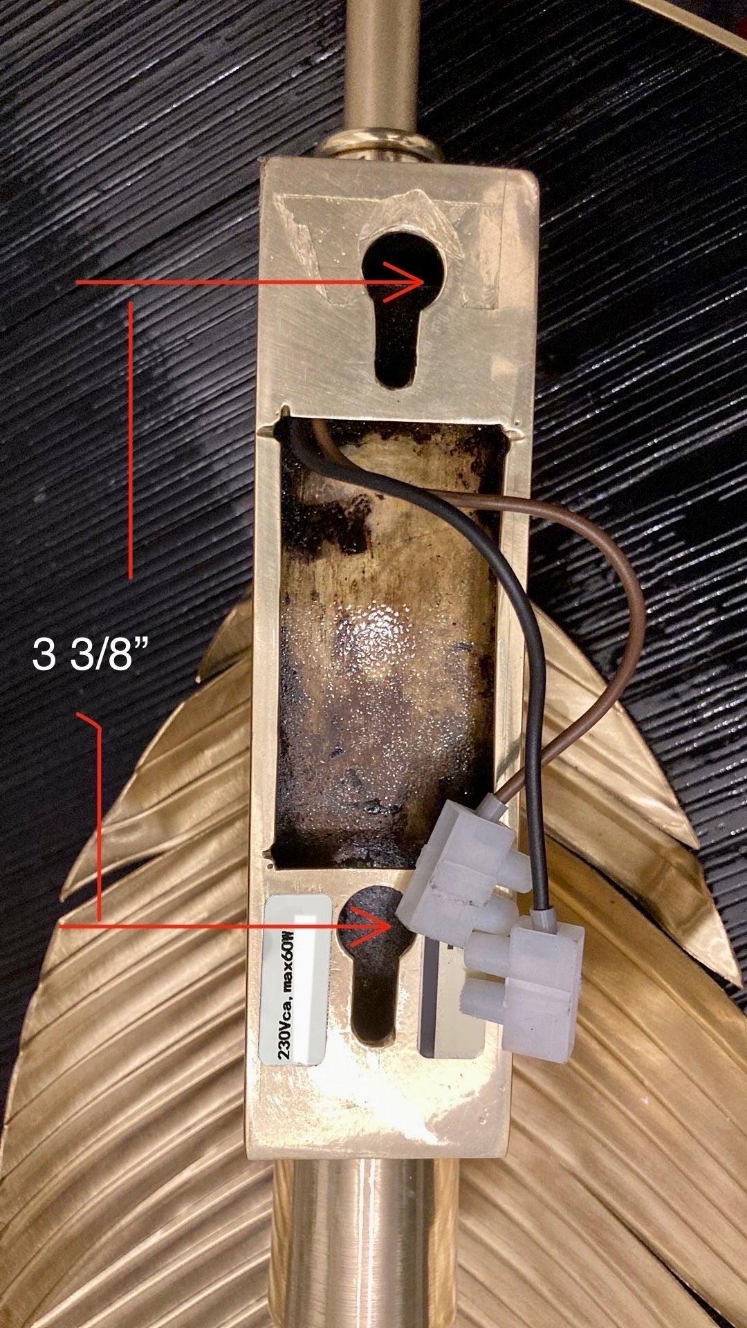 Grande paire d'appliques en laiton à plumes à la manière de la Maison Jansen en vente 1