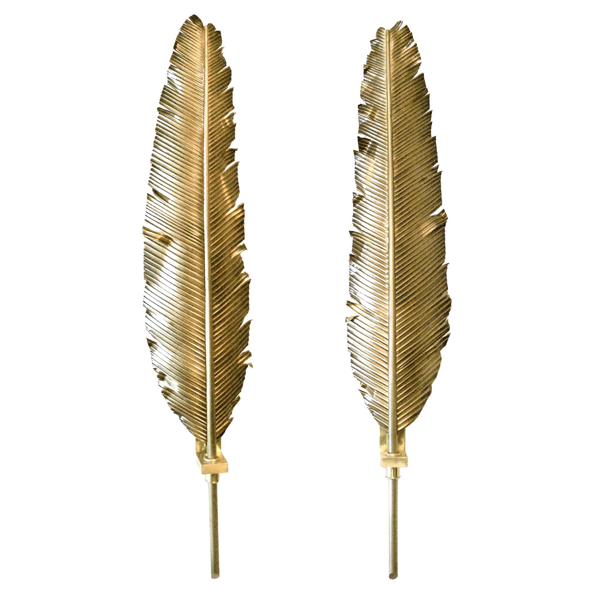 Grande coppia di lampade in ottone con piume alla maniera della Maison Jansen