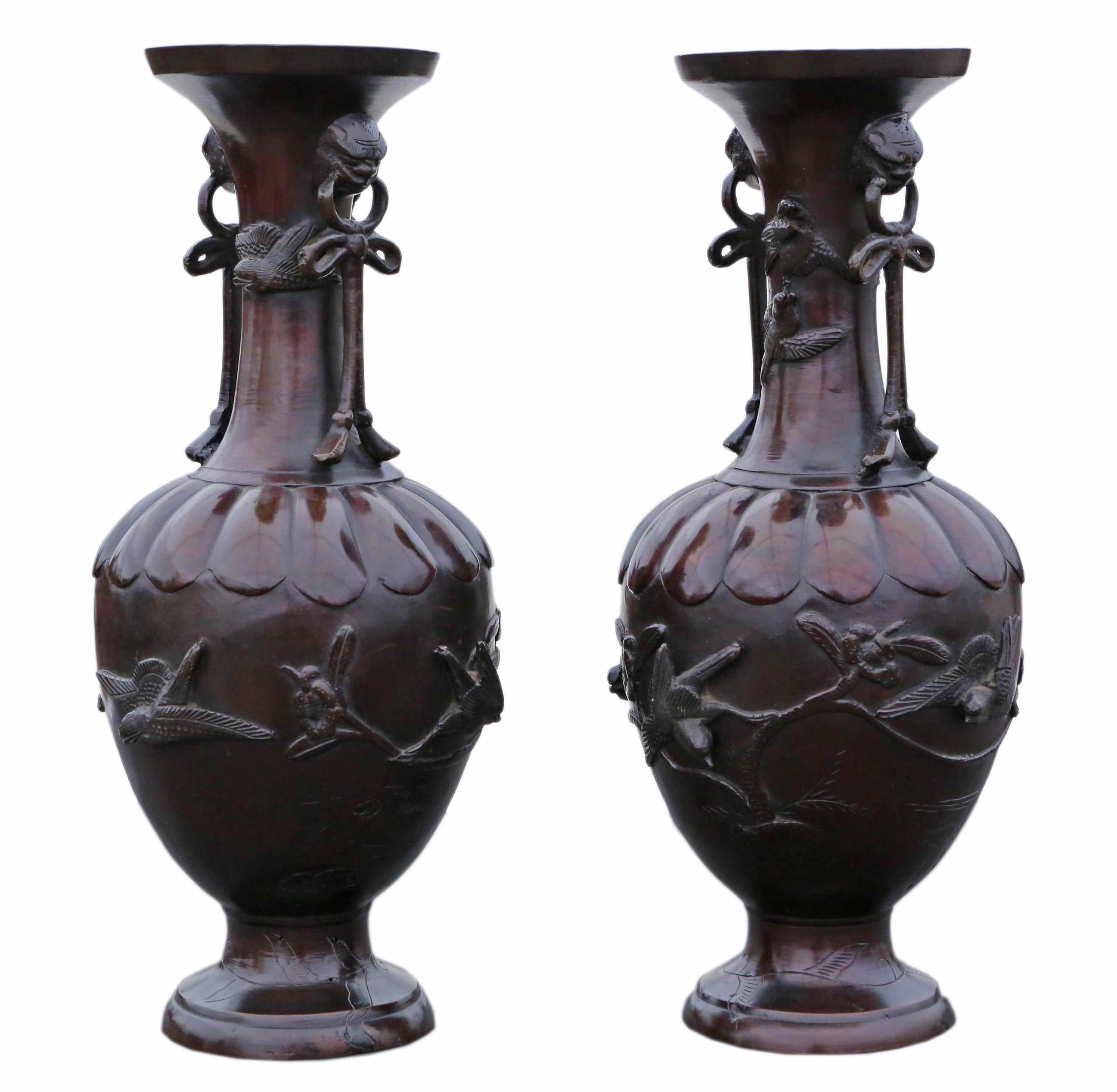 Très grande paire de vases japonais en bronze - Pièces de présentation exquises de la période Meiji !

Ces magnifiques vases japonais en bronze, datant de la période Meiji et datés de 1903, sont des exemples exceptionnels d'artisanat et d'histoire.