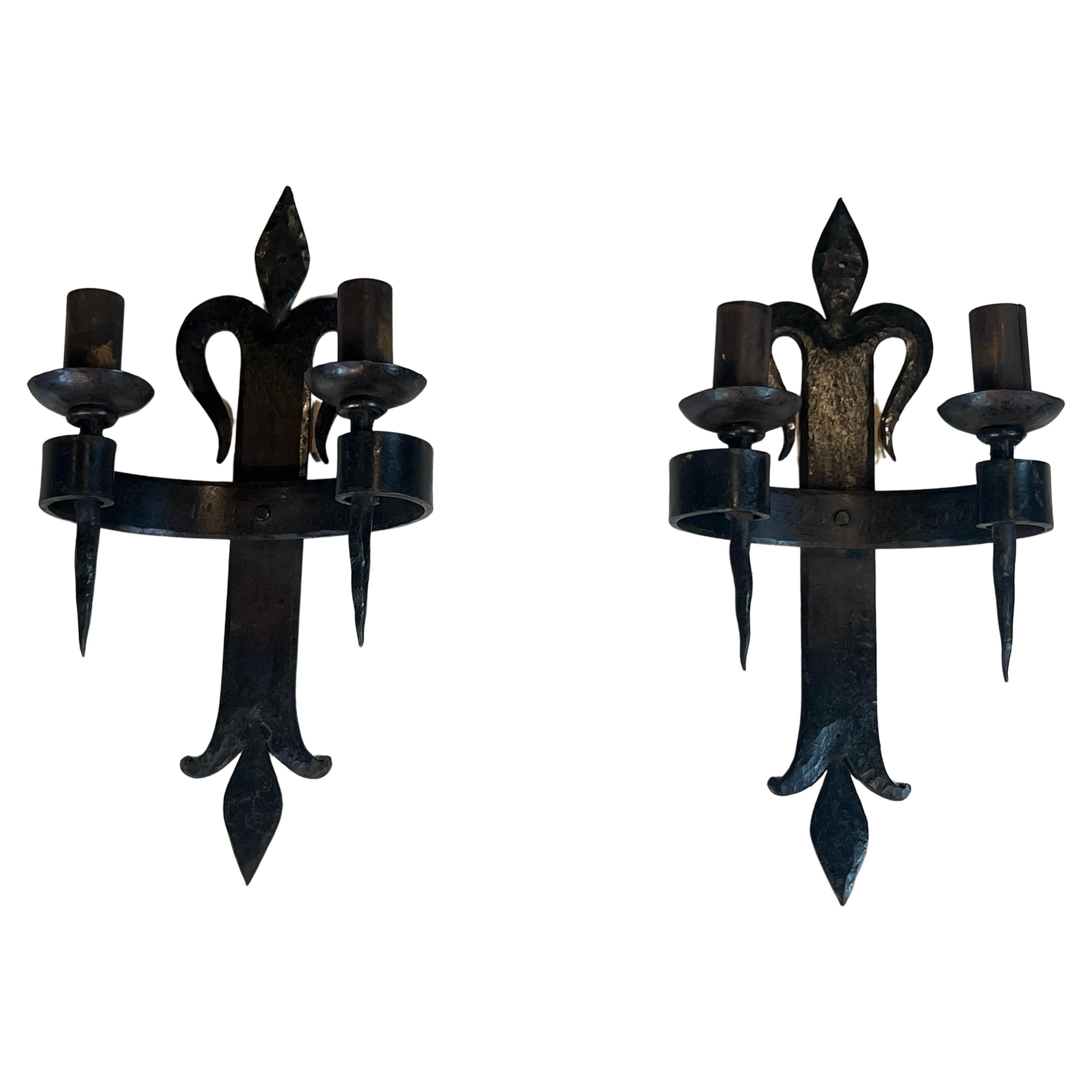 Gran Pareja de Apliques de Hierro Forjado "Fleurs de Lys" con 2 Brazos en el Gótico