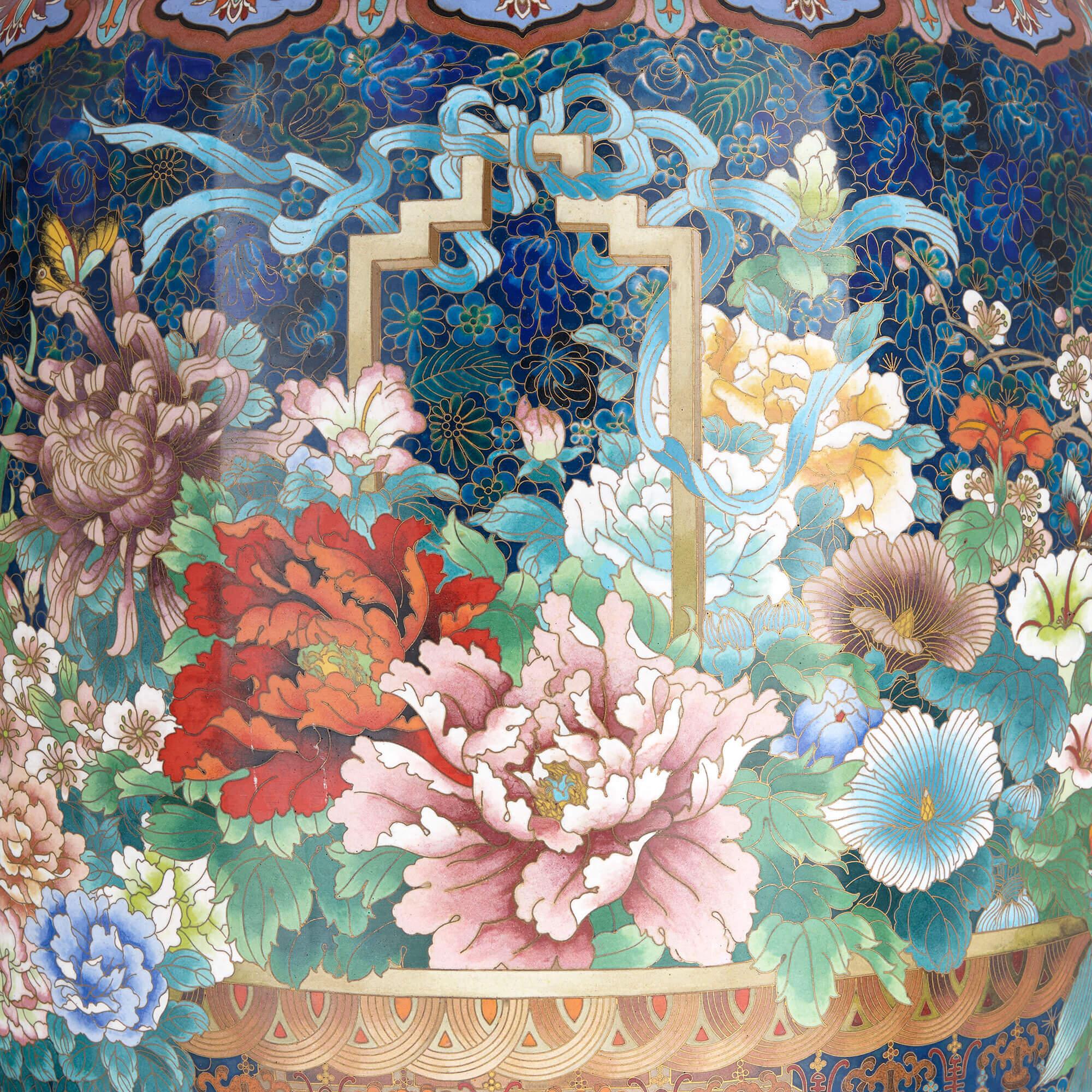 Cinese Grande coppia di vasi floreali cinesi in smalto cloisonné su basamenti in legno in vendita
