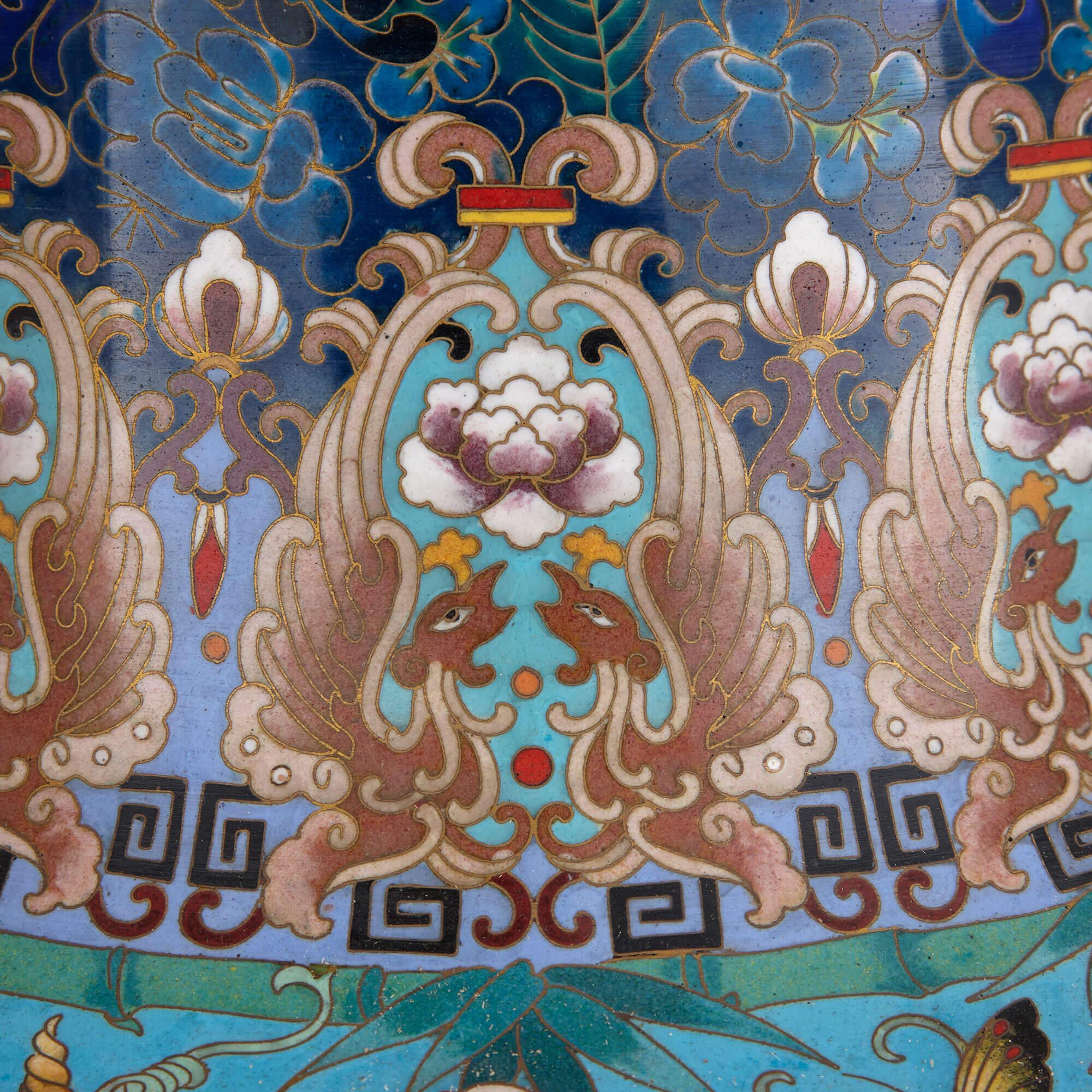 Cloisonné Grande coppia di vasi floreali cinesi in smalto cloisonné su basamenti in legno in vendita