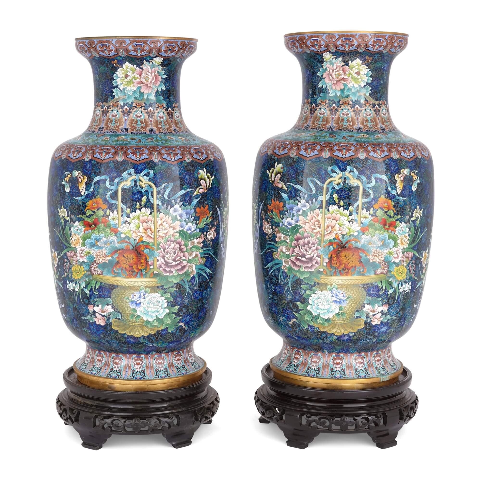 Grande coppia di vasi floreali cinesi in smalto cloisonné su basamenti in legno In condizioni buone in vendita a London, GB
