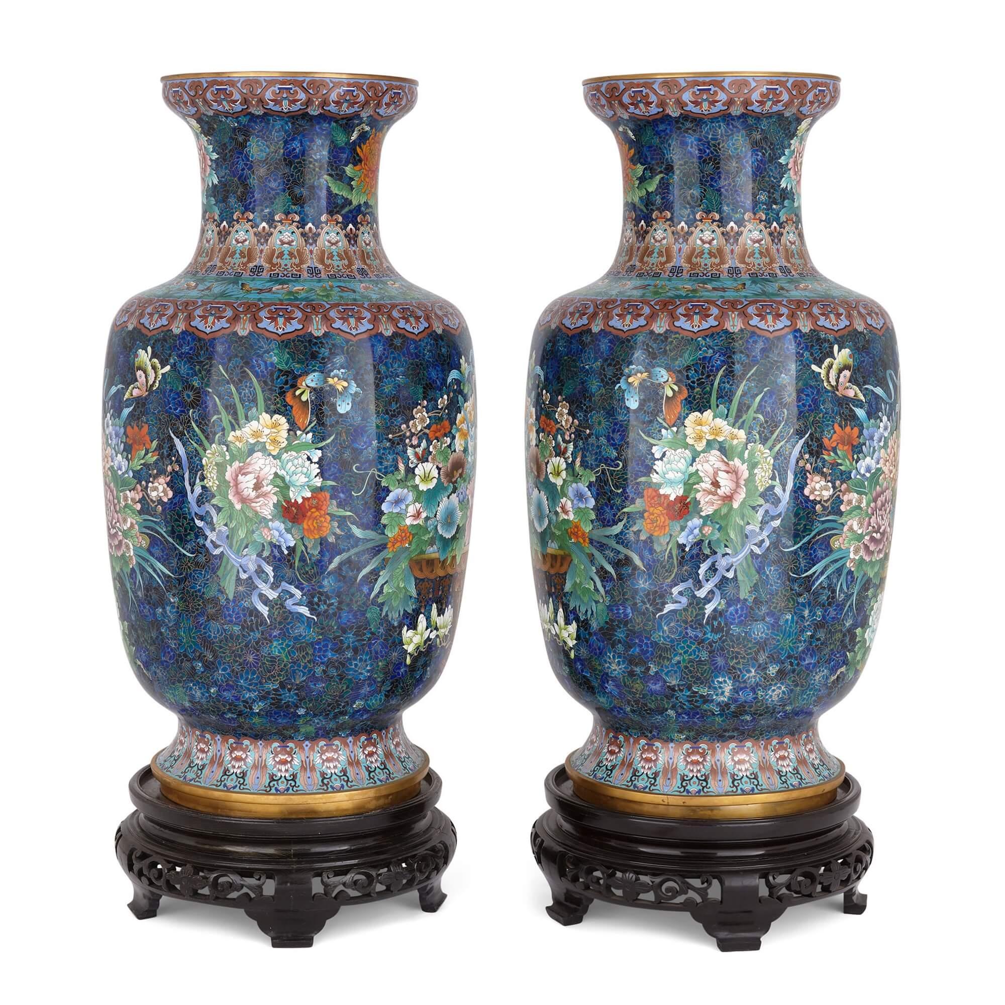 XX secolo Grande coppia di vasi floreali cinesi in smalto cloisonné su basamenti in legno in vendita