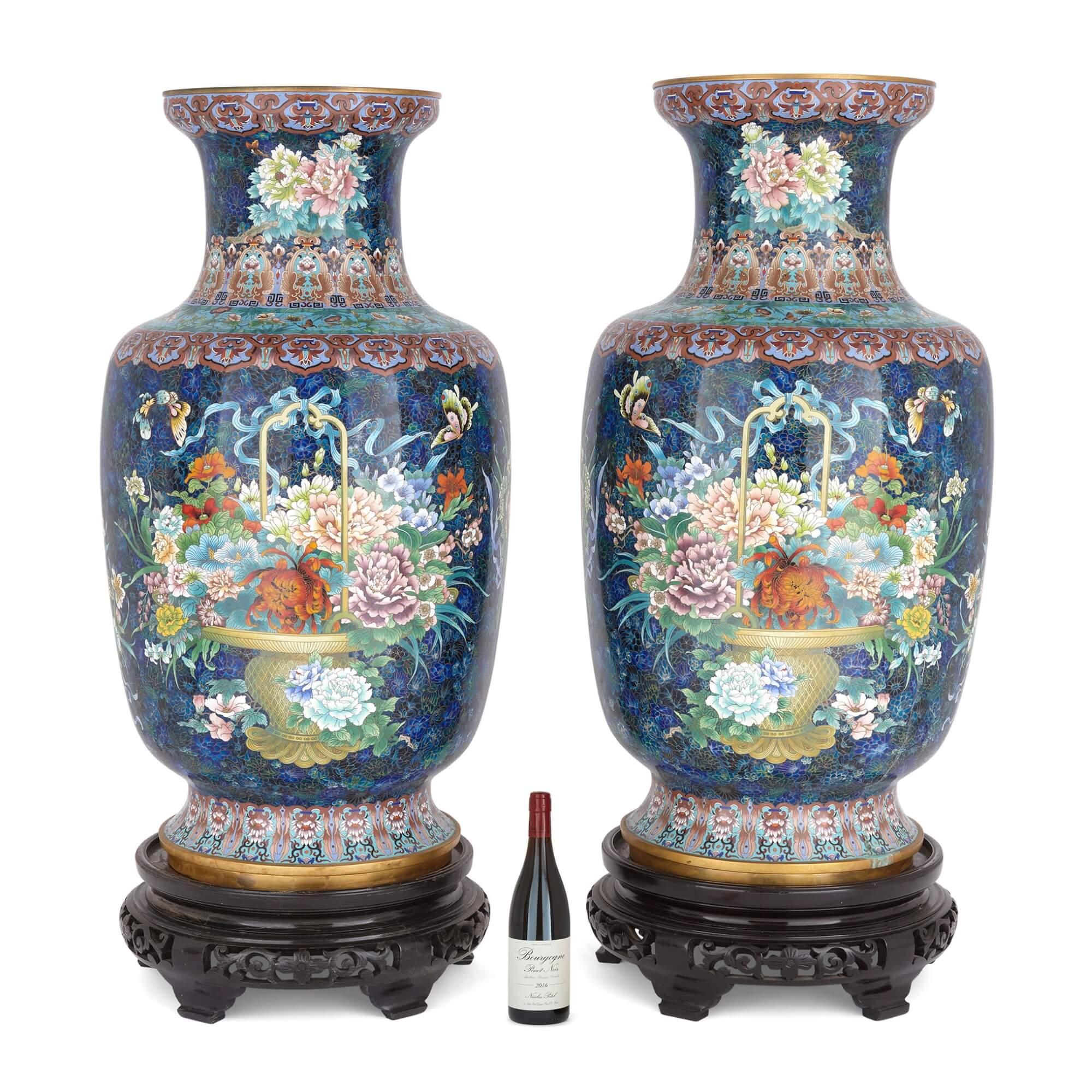 Metallo Grande coppia di vasi floreali cinesi in smalto cloisonné su basamenti in legno in vendita