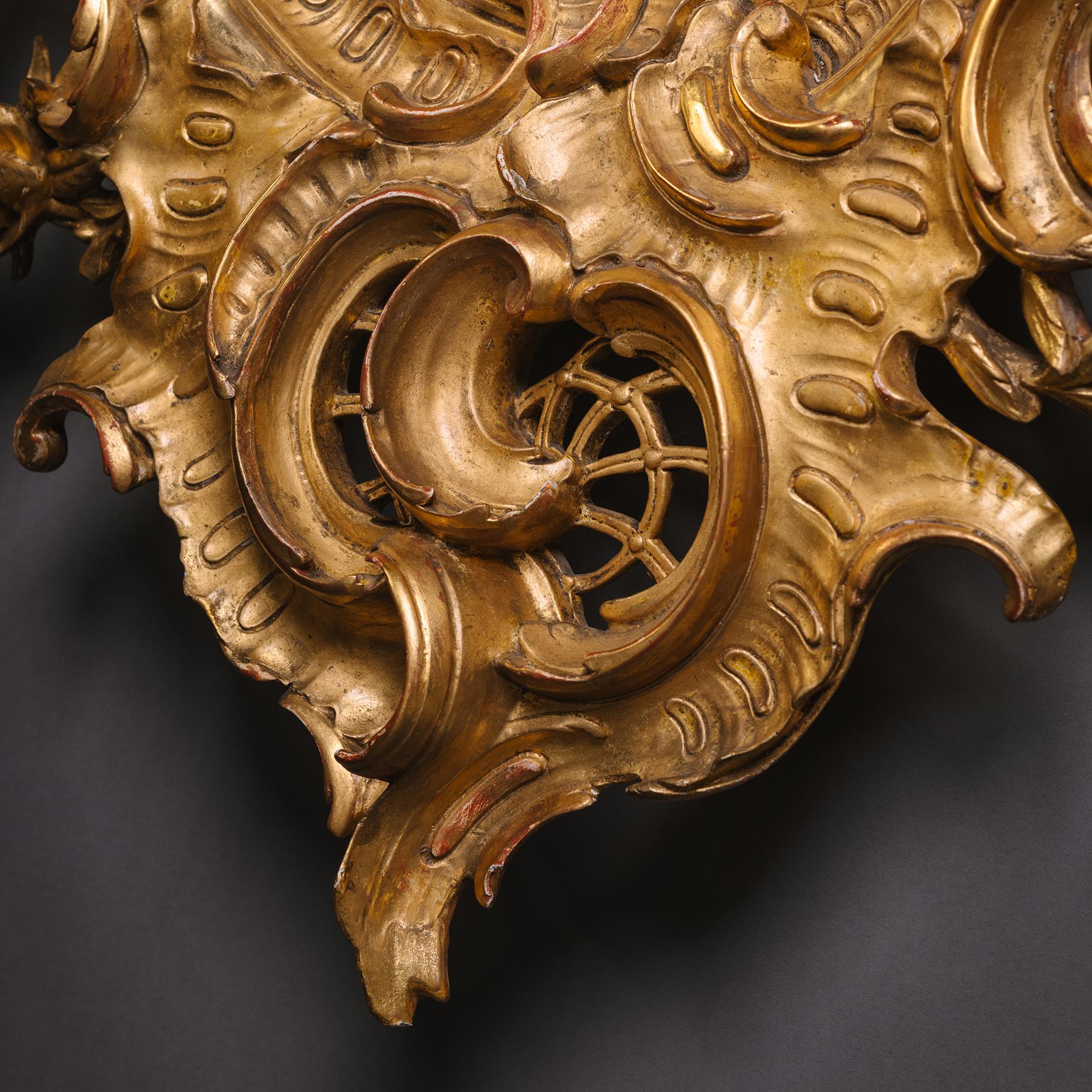 Grande paire de miroirs muraux en bois doré en forme de cartouche de Florentine en vente 3