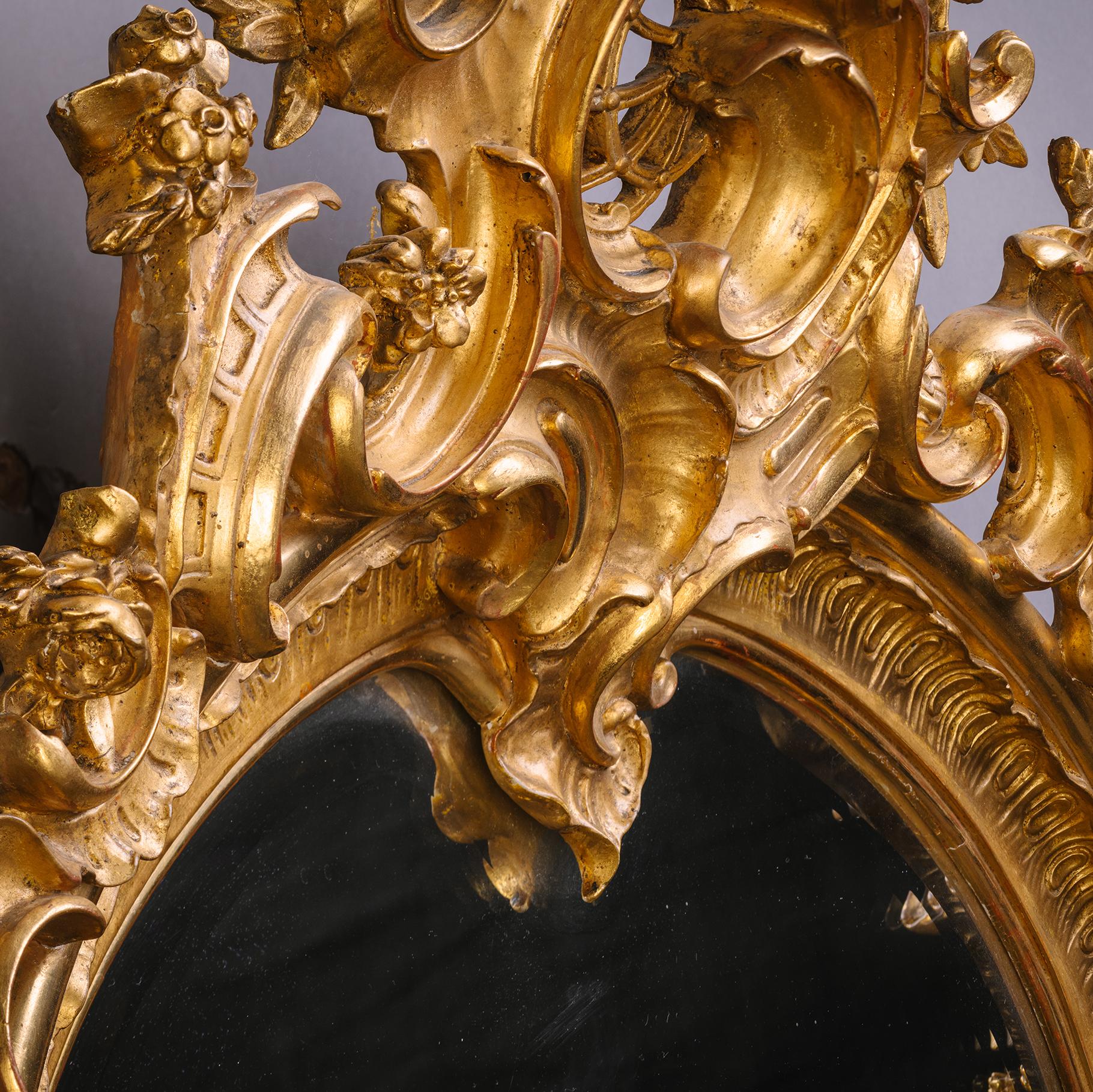 Grande paire de miroirs muraux en bois doré en forme de cartouche de Florentine en vente 4