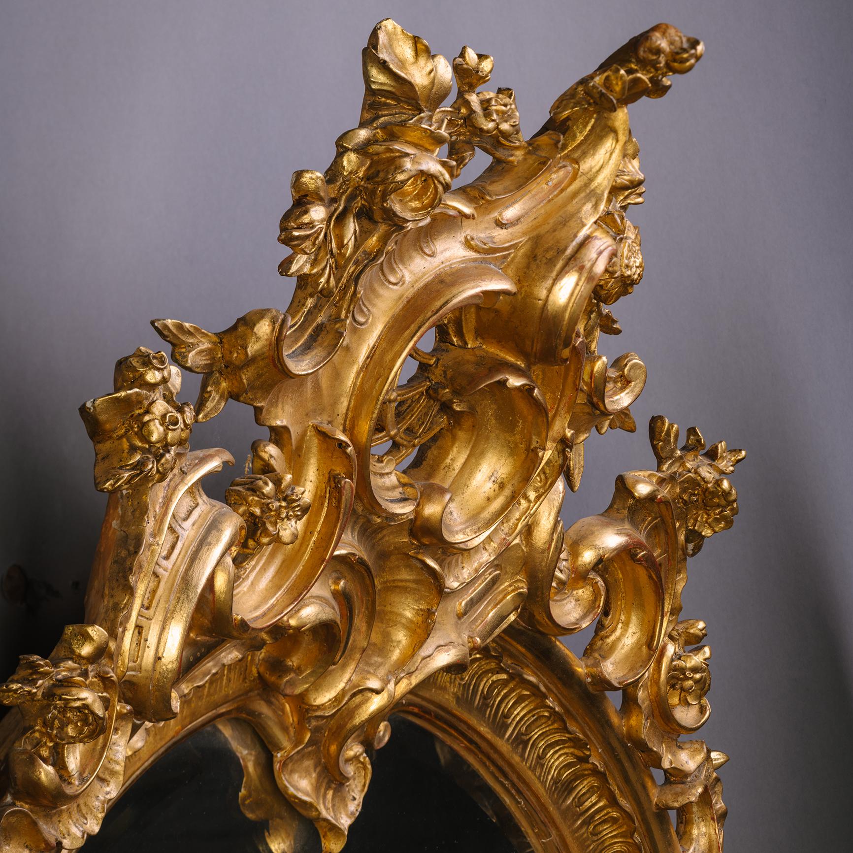 Grande paire de miroirs muraux en bois doré en forme de cartouche de Florentine en vente 5