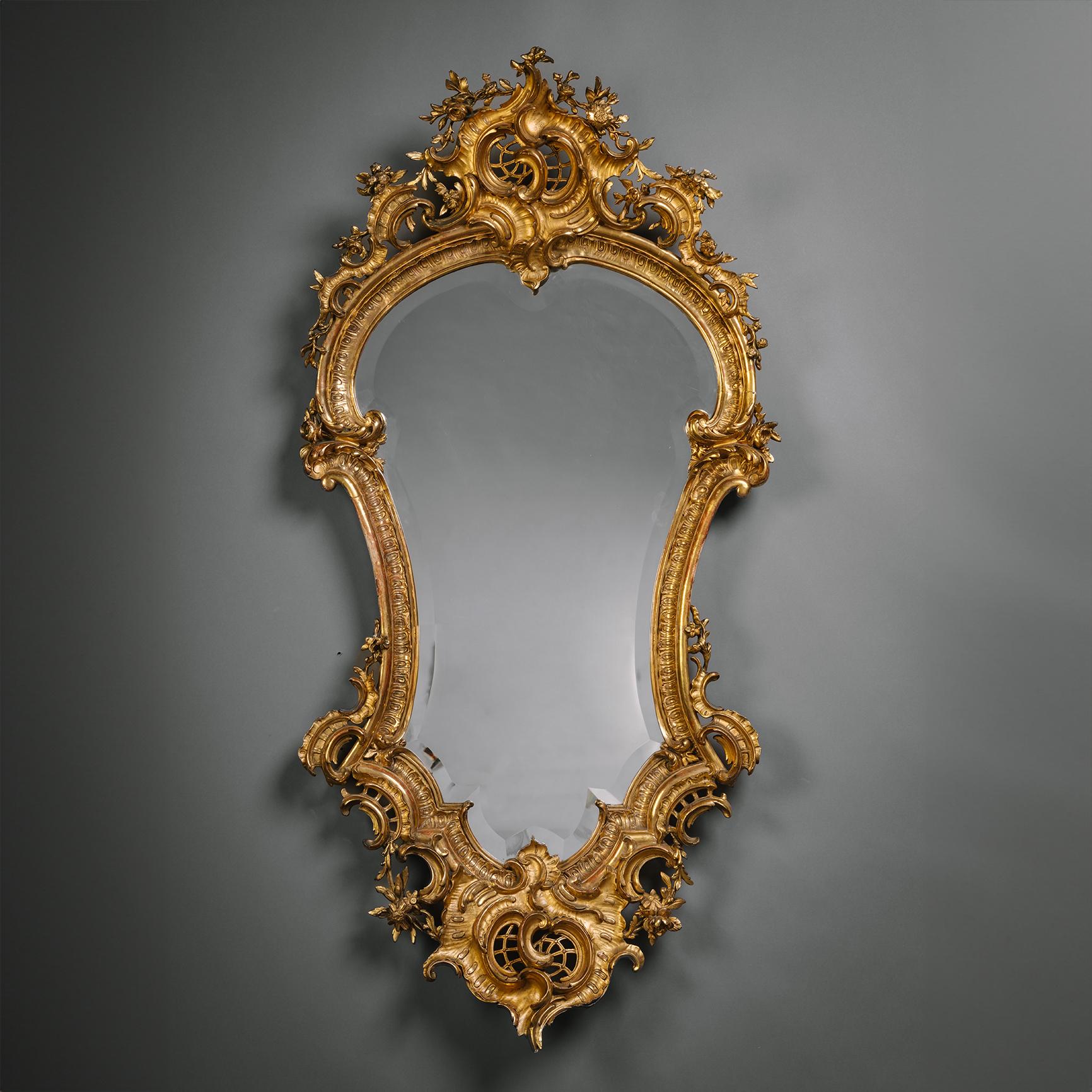 Grande paire de miroirs muraux en bois doré en forme de cartouche de Florentine en vente 7