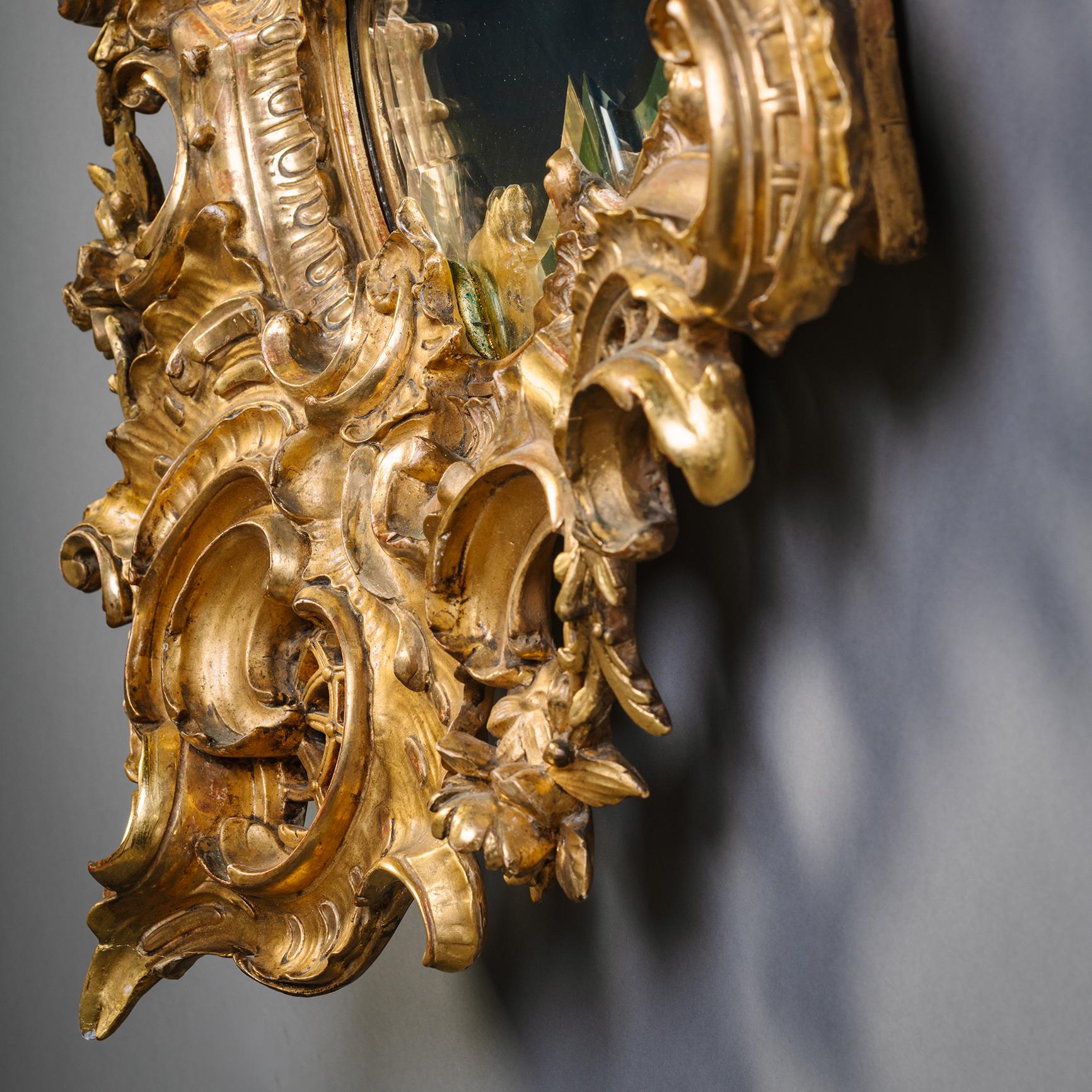 Rococo Grande paire de miroirs muraux en bois doré en forme de cartouche de Florentine en vente