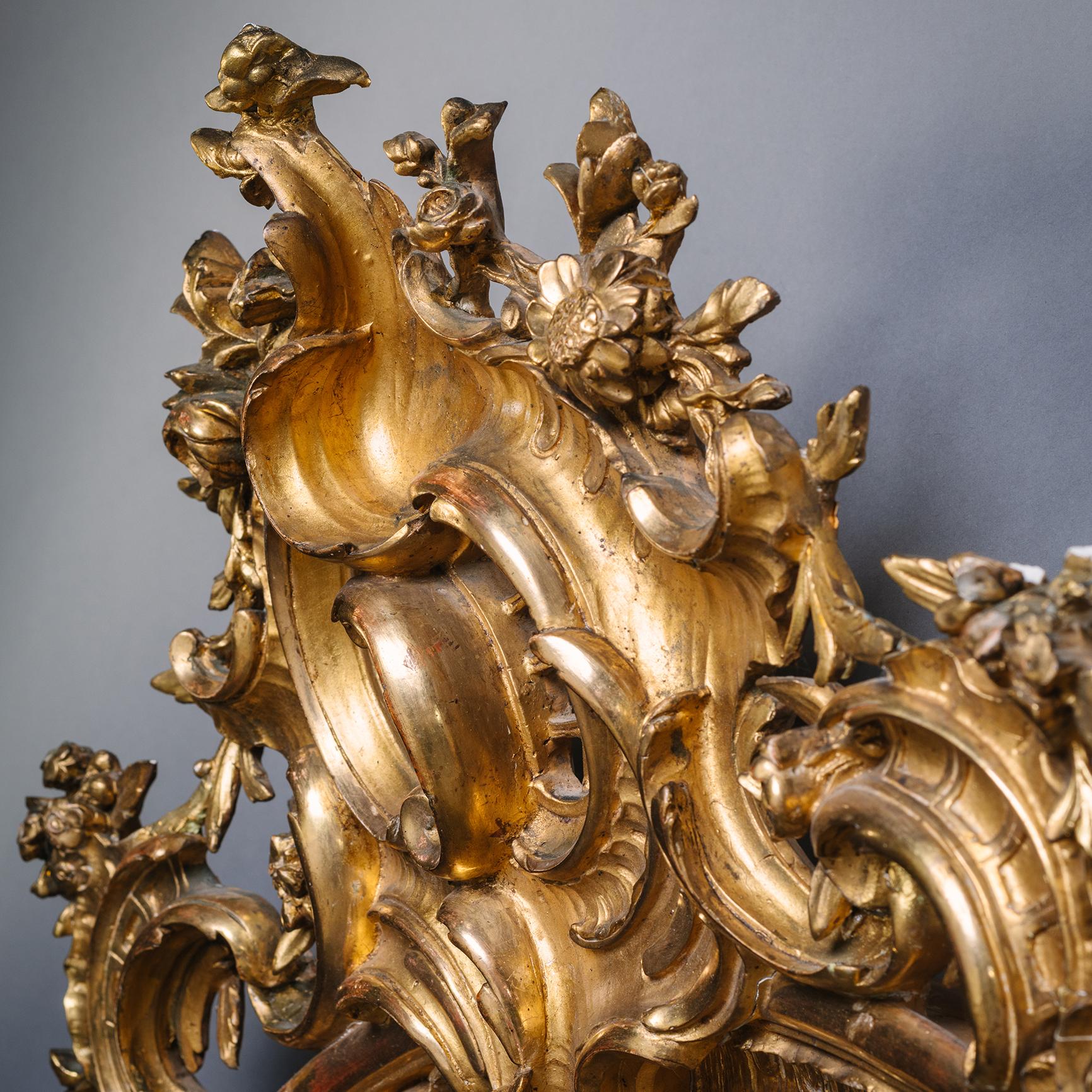 italien Grande paire de miroirs muraux en bois doré en forme de cartouche de Florentine en vente