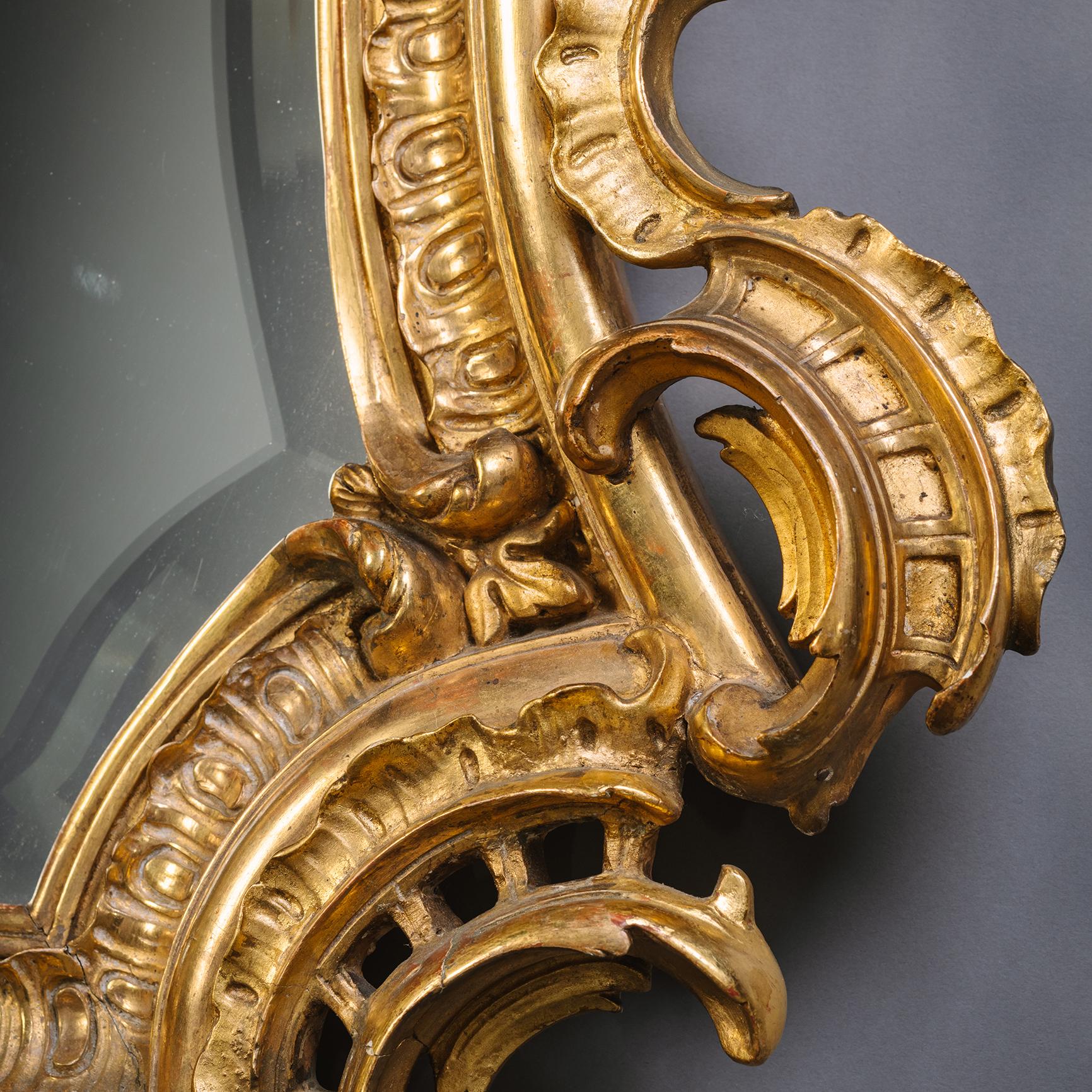 Carved Large Pair of Florentine Cartouche-Shaped Giltwood Wall Mirrors For Sale