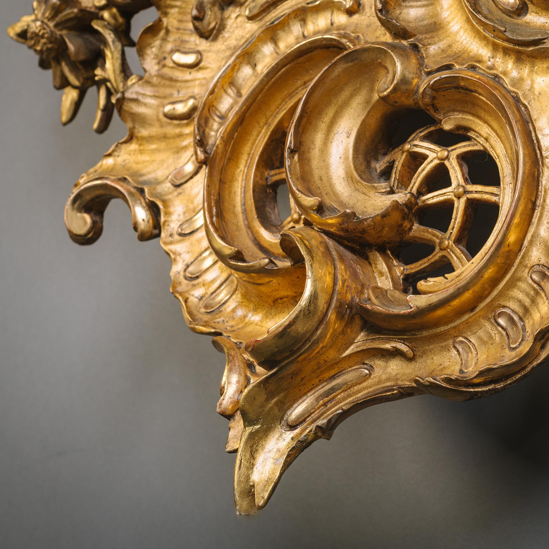 Grande paire de miroirs muraux en bois doré en forme de cartouche de Florentine Bon état - En vente à Brighton, West Sussex