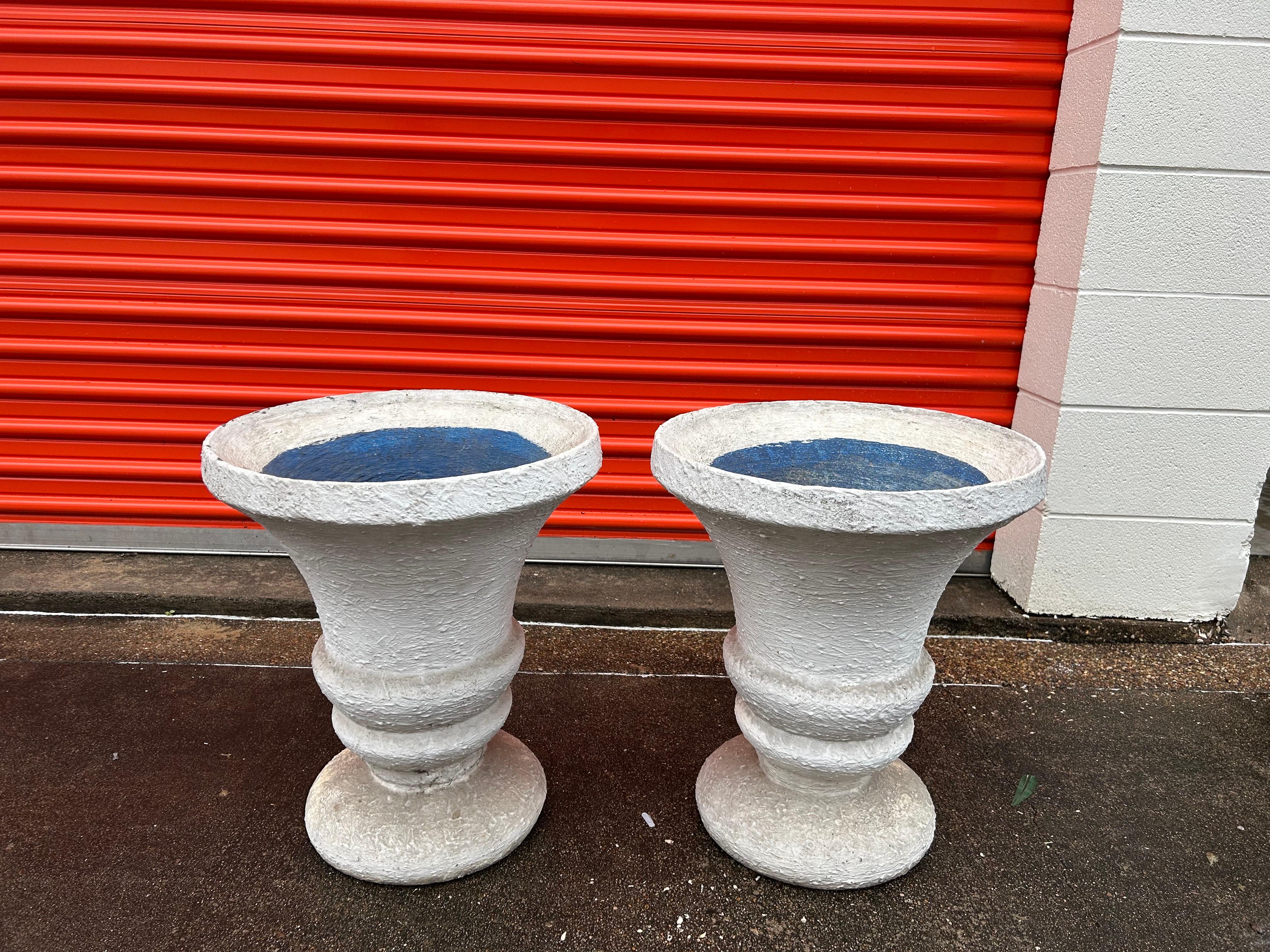 Grande paire d'urnes de jardin Art Déco.
Cette paire d'urnes de jardin en ciment de style Art Déco est peinte en blanc mat avec des intérieurs bleus et date des années 1930.
Ces jolies urnes de jardin seraient parfaites à l'intérieur dans une