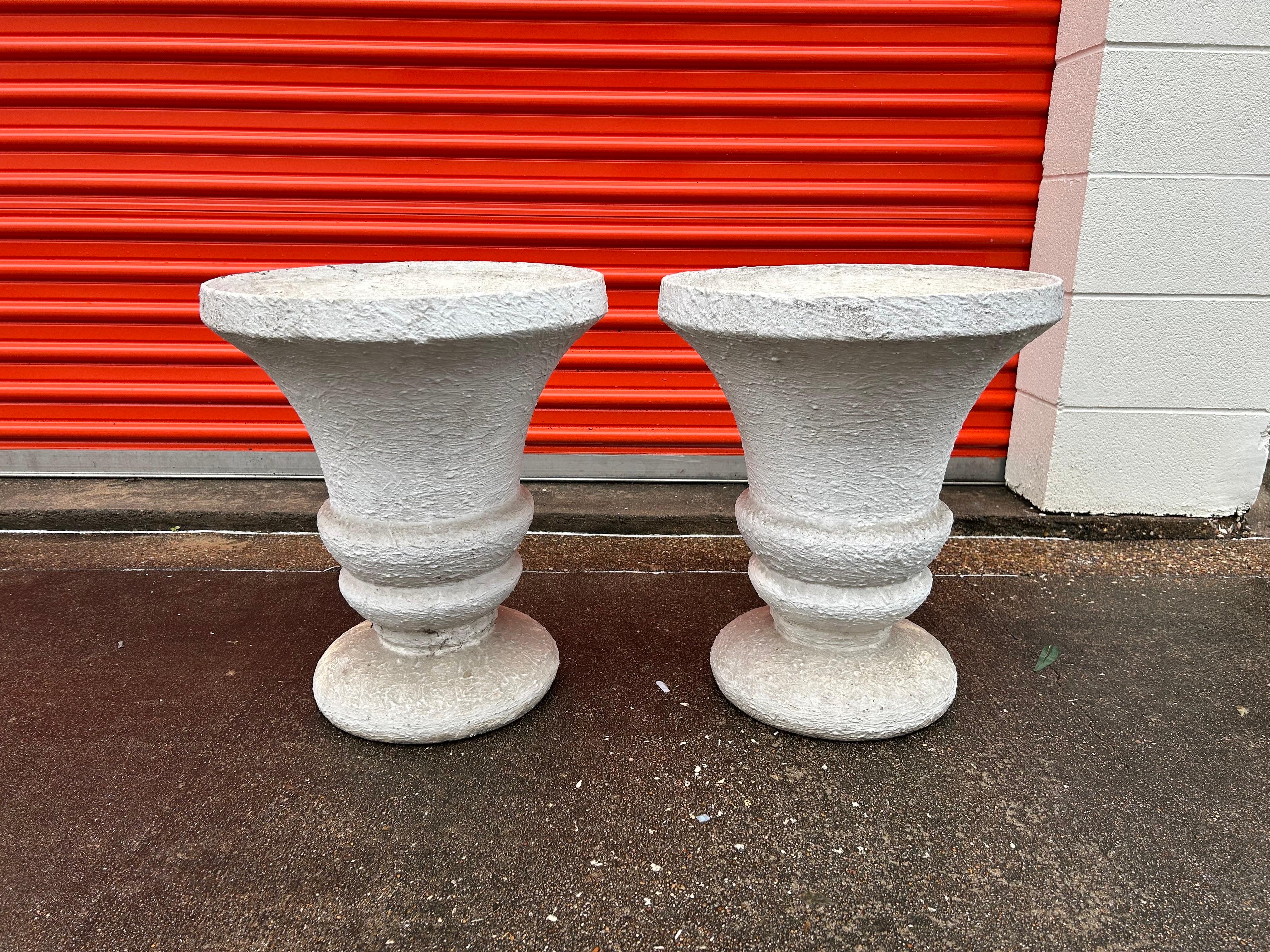 Ciment Grande paire d'urnes de jardin Art déco françaises en vente