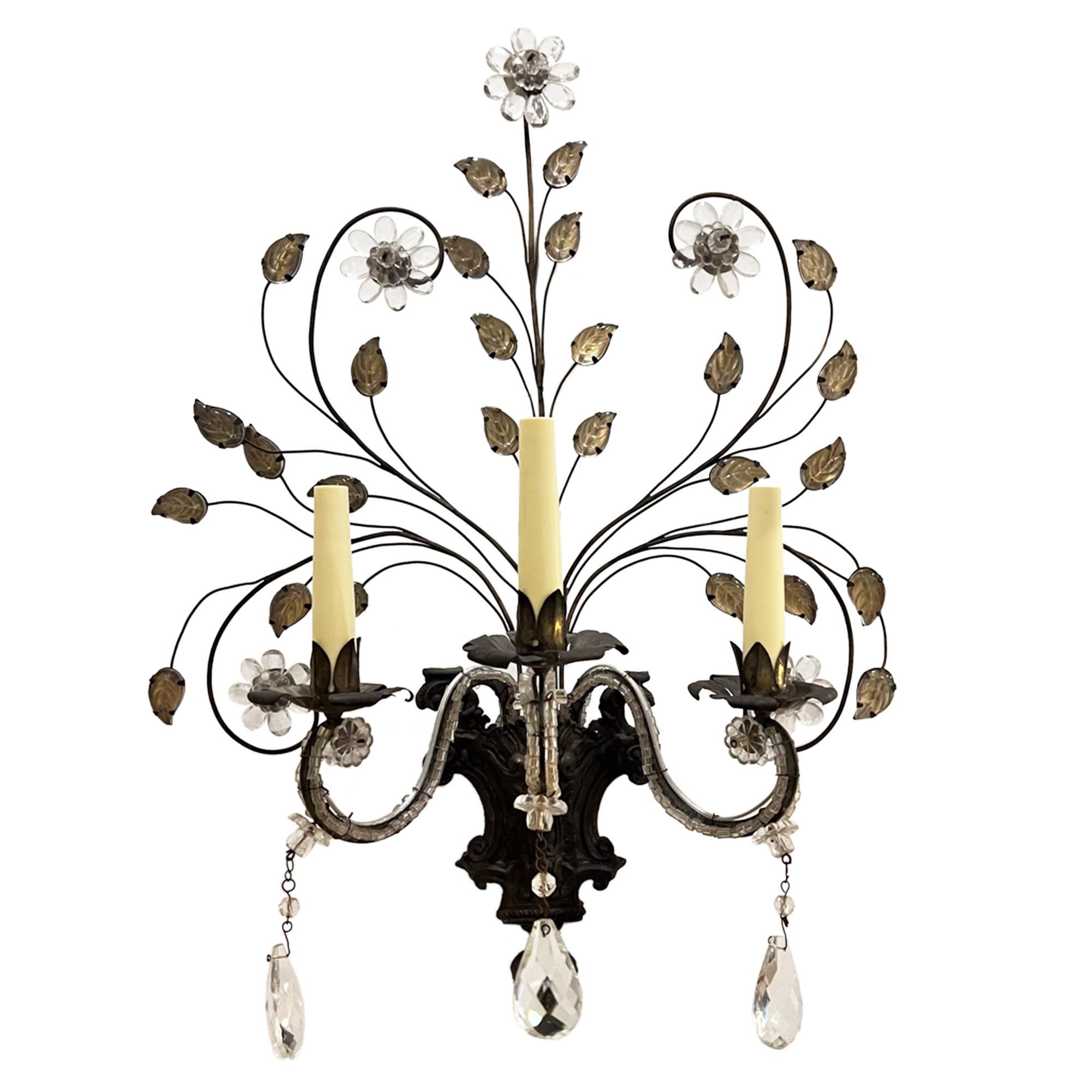 Questa grande e imponente coppia di appliques è stata realizzata in Francia, nello stile della Maison Baguès, all'inizio del XX secolo. 

Realizzate a mano in metallo e vetro, queste applique sono altamente decorative e presentano dettagli intricati