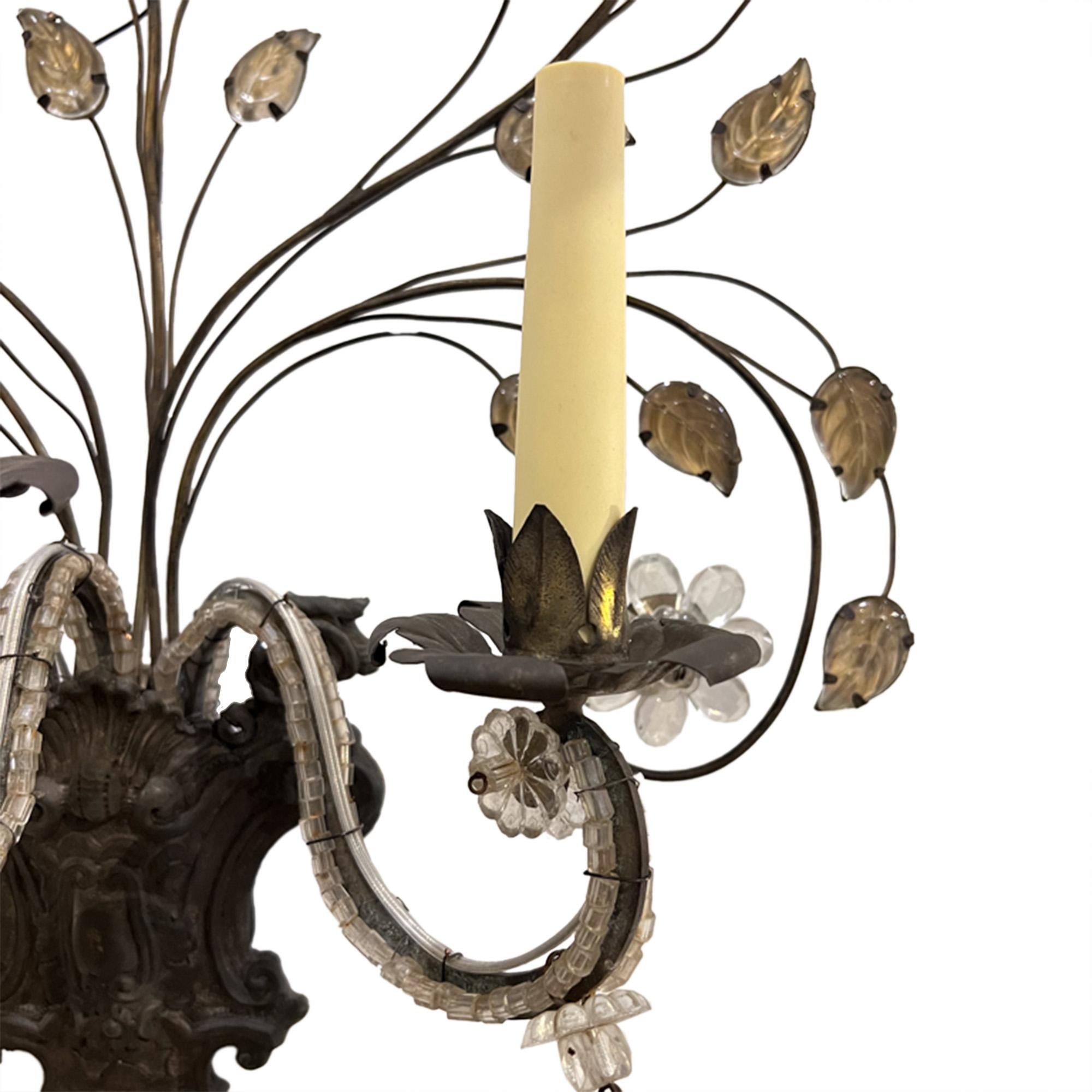 Francese Coppia di grandi lampade da parete in stile Baguès francese con fiori e foglie in vendita