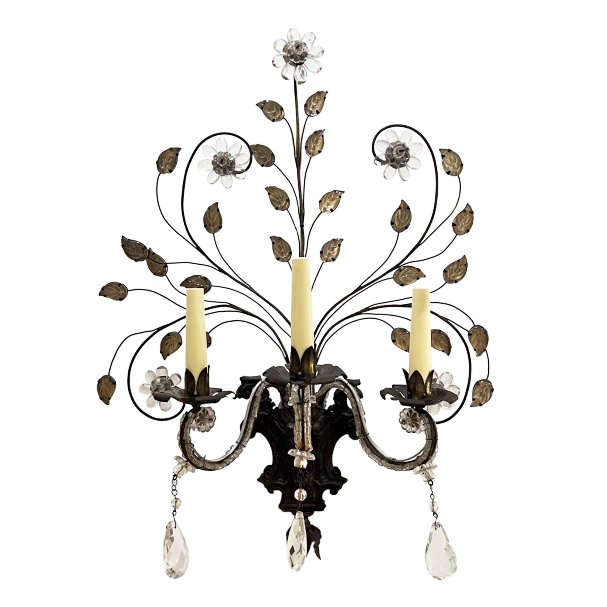 Fatto a mano Coppia di grandi lampade da parete in stile Baguès francese con fiori e foglie in vendita