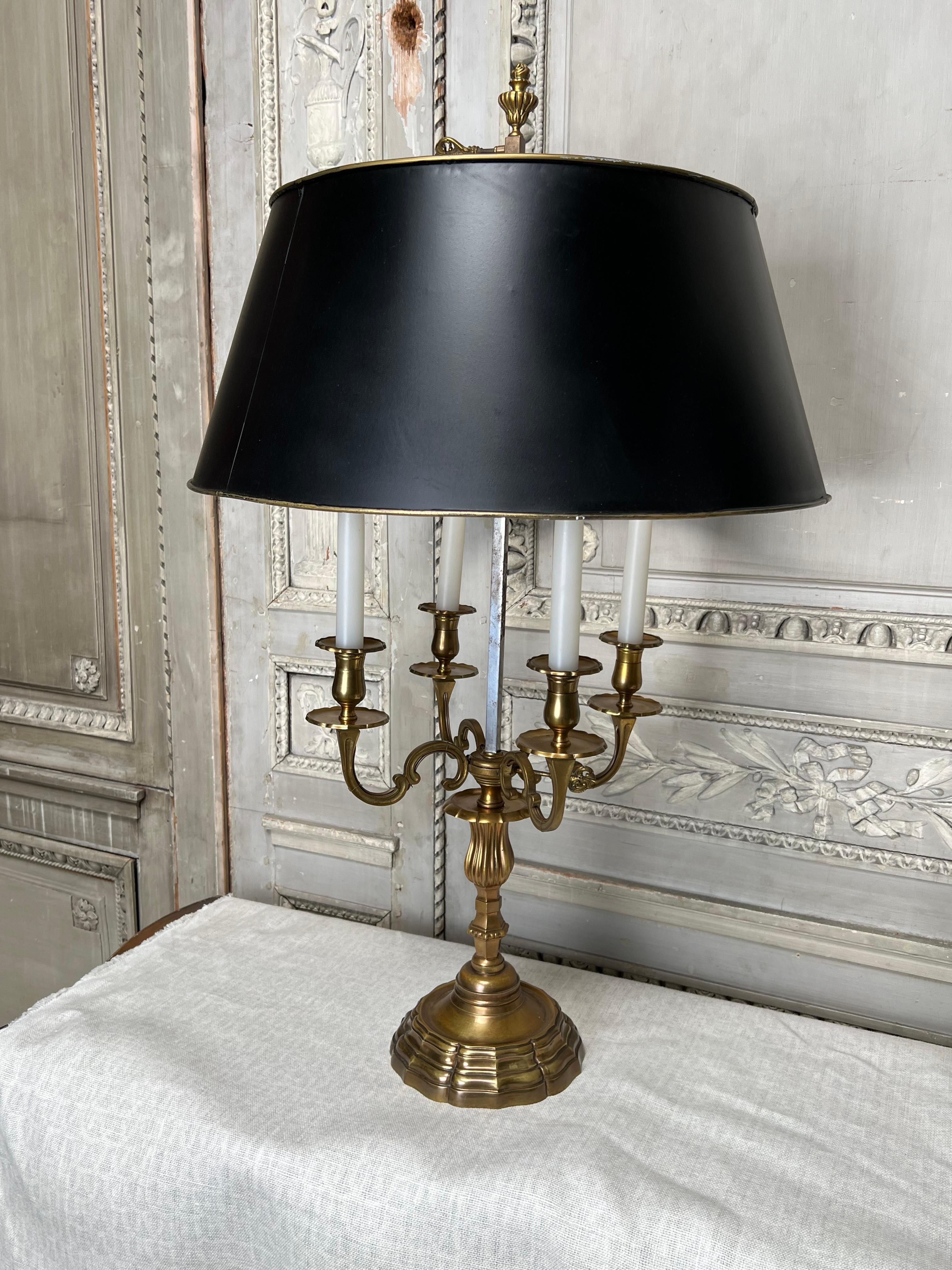  Großes Paar französischer schwarzer und goldener Bouillotte-Lampen aus Messing mit schwarzen Schirmen (Neoklassisch) im Angebot